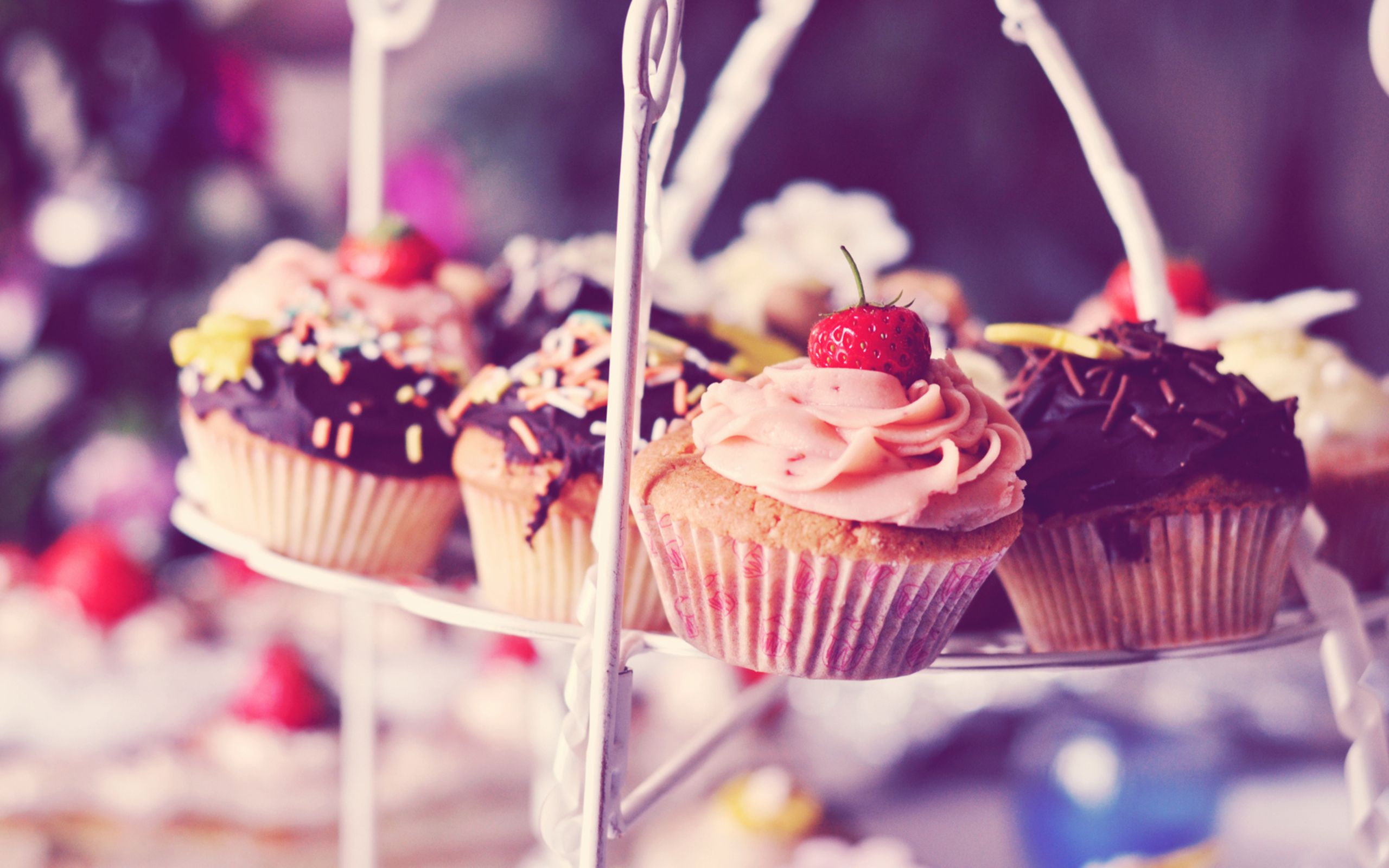 Cupcake decorati su alzatina, 2560x1600 WQXGA, Desktop