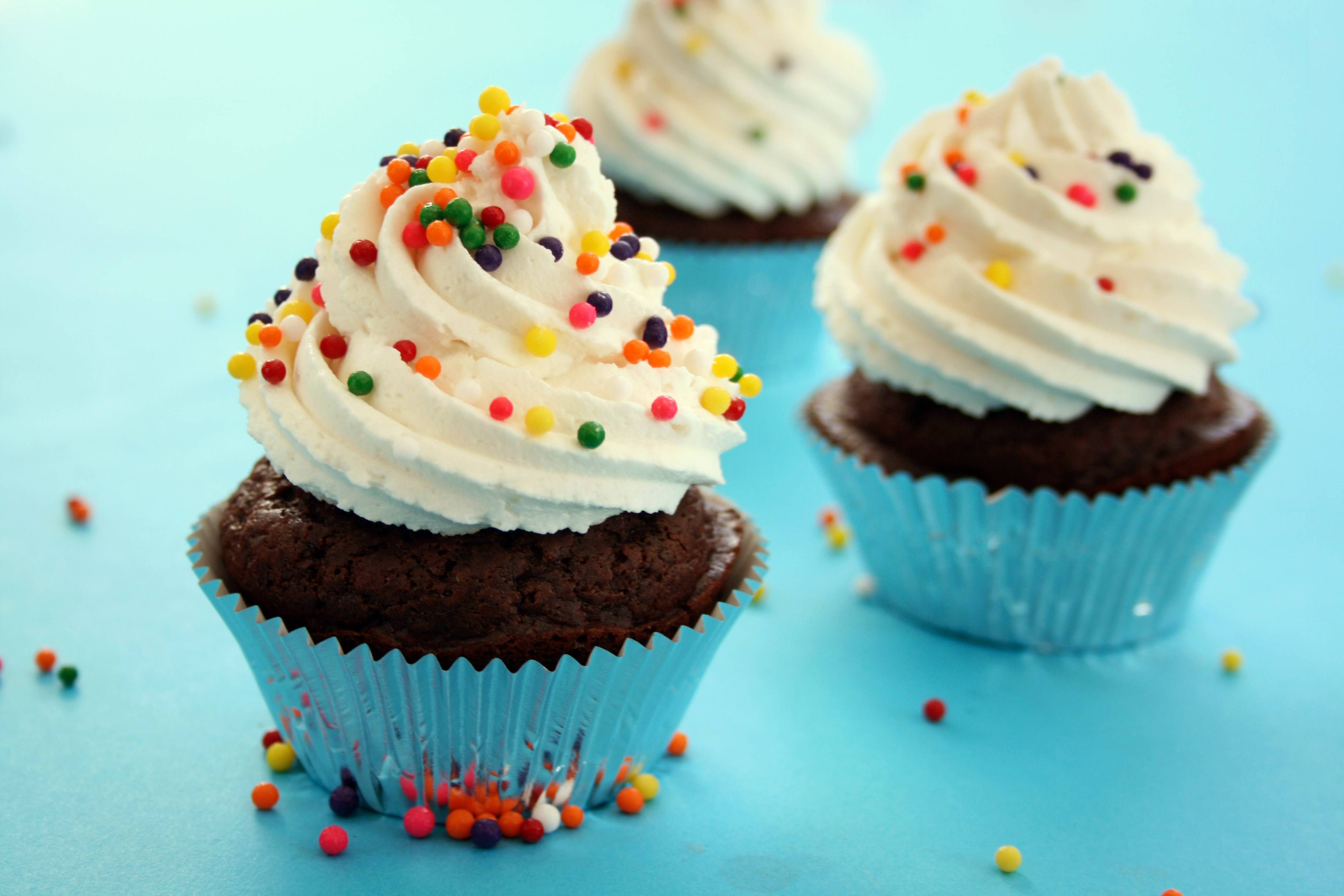 Cupcake al cioccolato con codette colorate, 3888x2592 4K Ultra HD, Monitor 4K