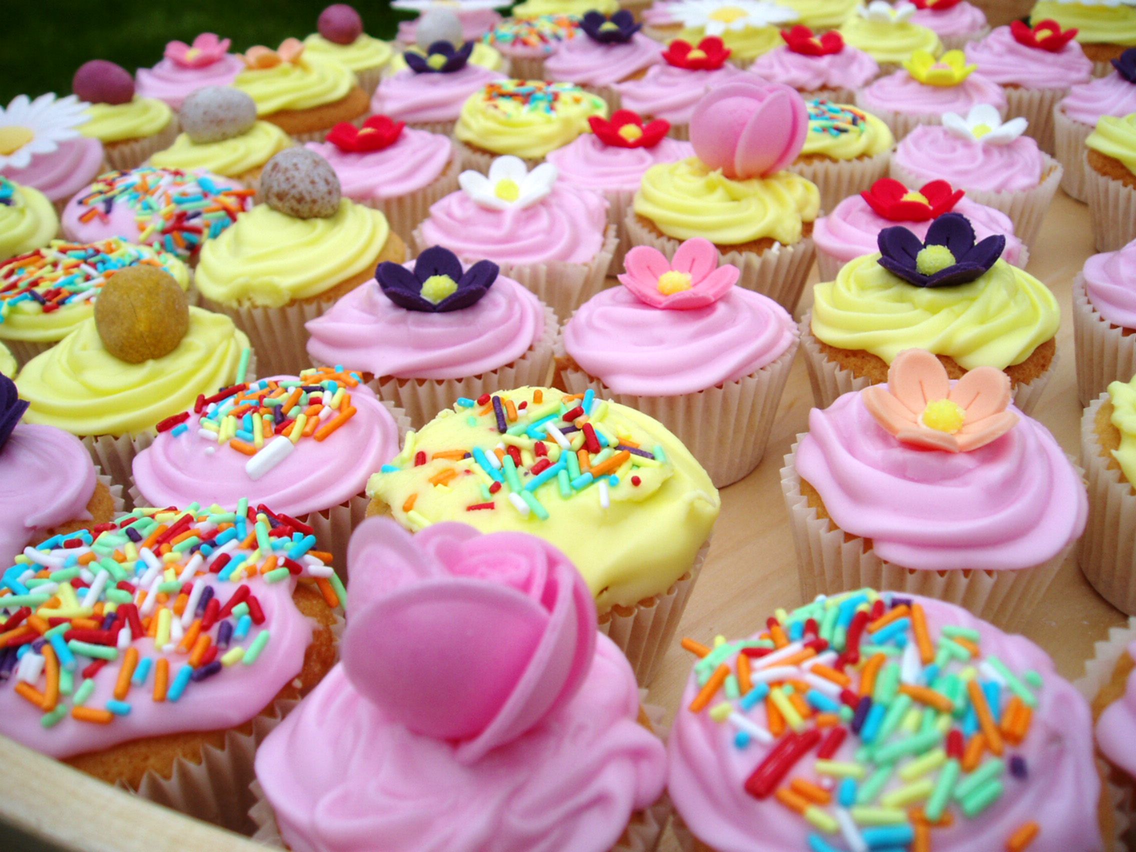 Cupcake colorati con glassa decorata, 2272x1704 2K, Desktop