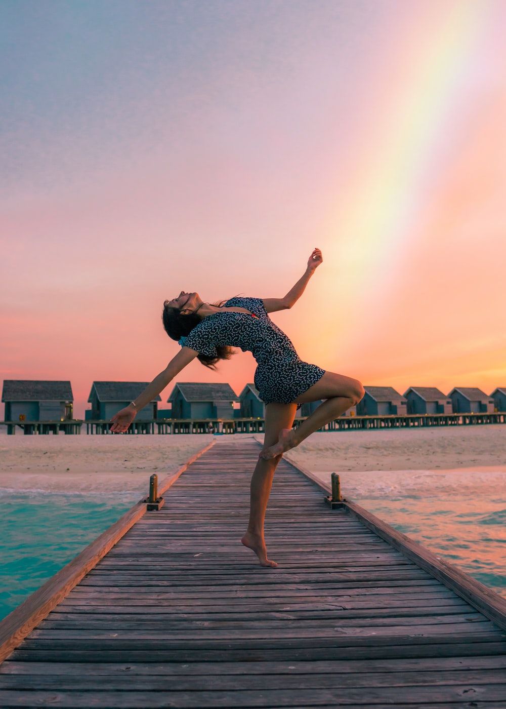 Donna che danza su molo tramonto, 1000x1400 Full HD Verticale, Smartphone