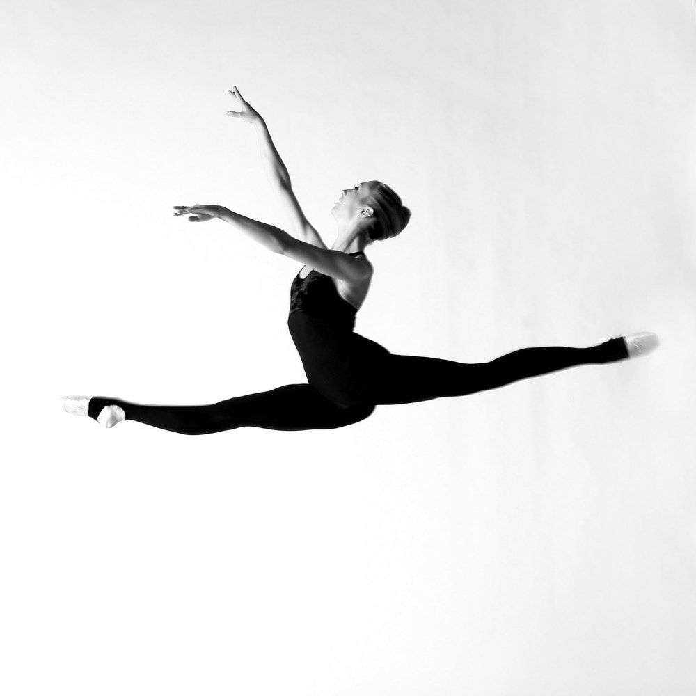 Ballerina in salto, bianco e nero, 1000x1000 HD, iMac