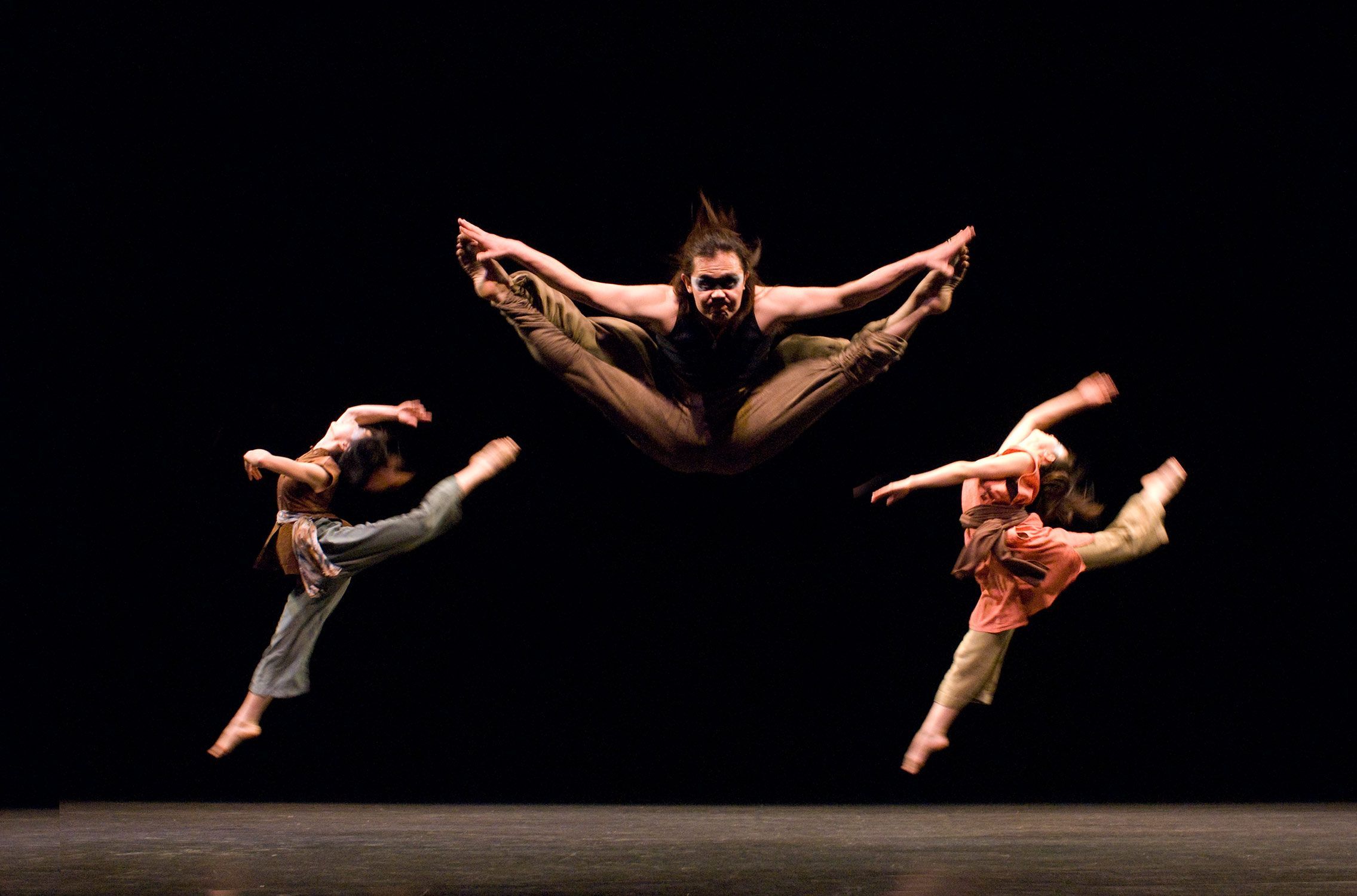 Danzatori contemporanei in salto, 2271x1500 2K, iMac