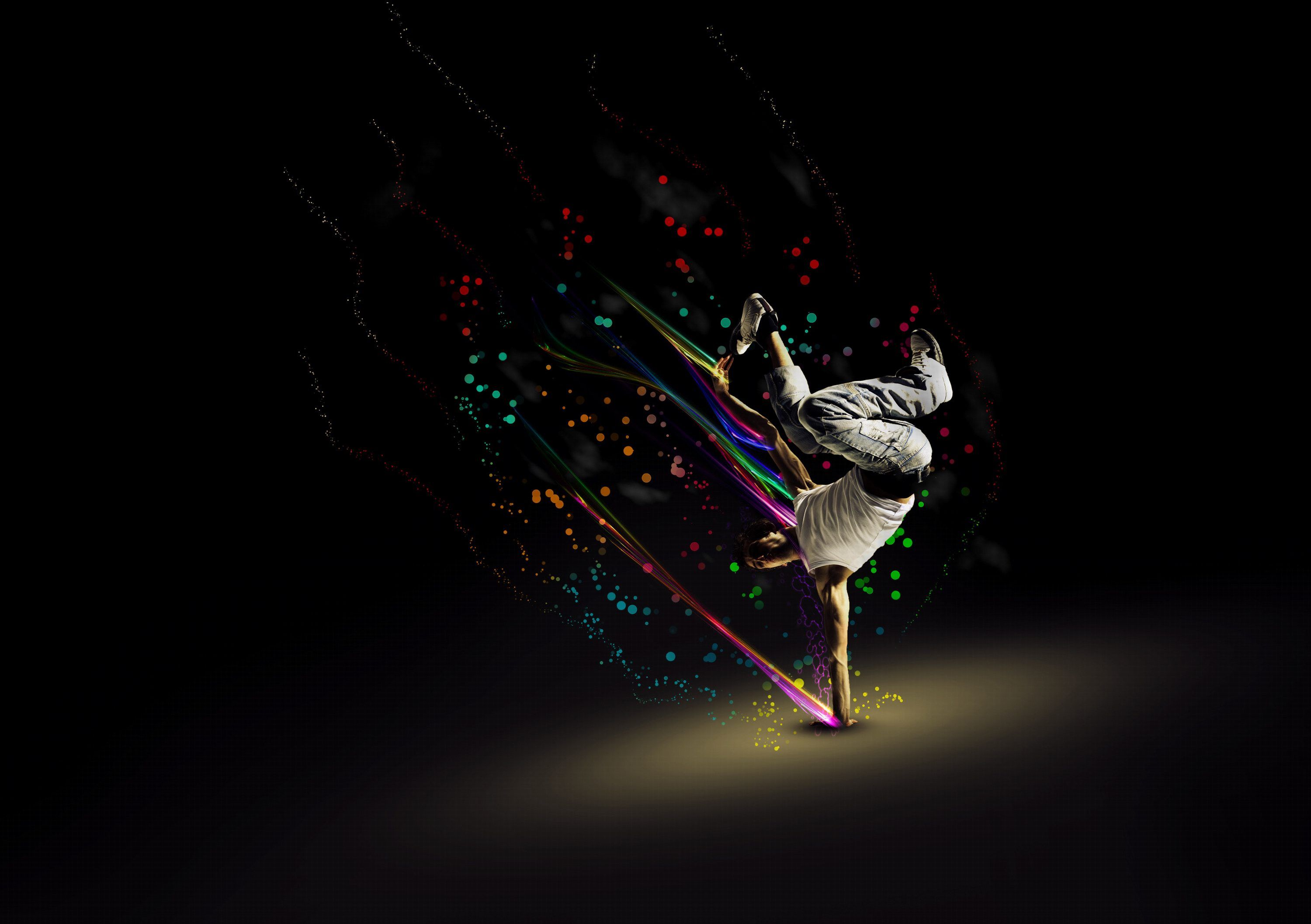 Breakdancer con effetto luci colorate, 3000x2115 2K, PC