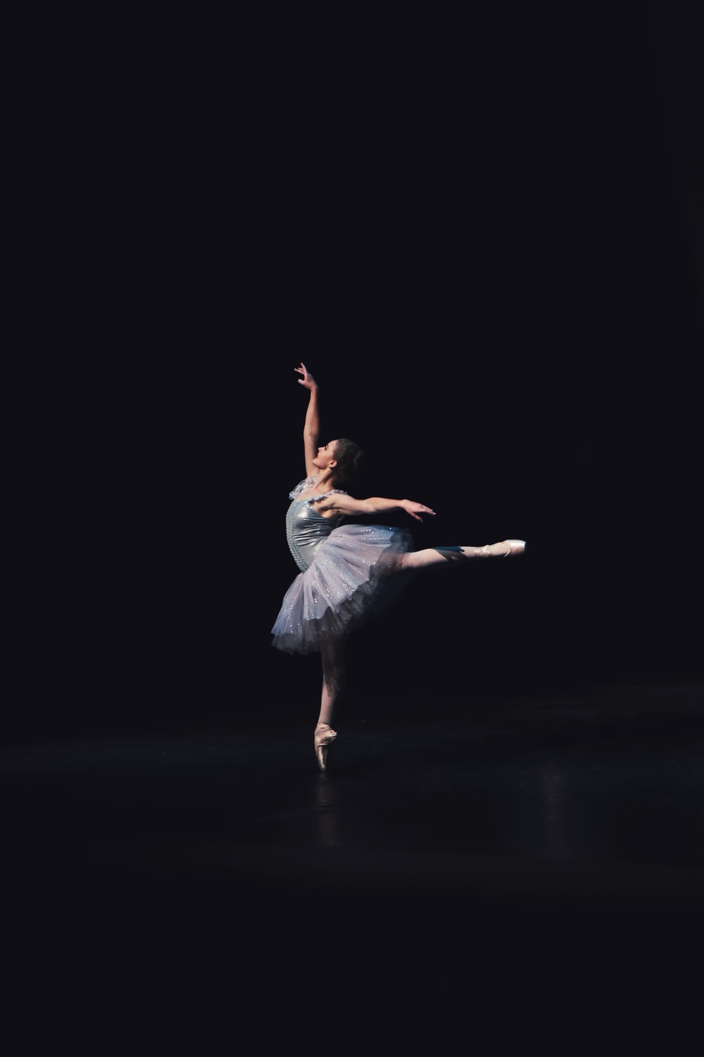 Ballerina in posa arabesque, 1000x1500 Verticale, Telefono