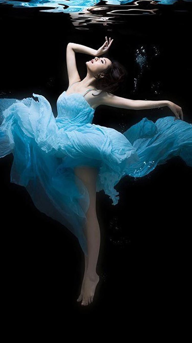 Ballerina sott'acqua abito blu, 750x1334 Full HD Verticale, Smartphone