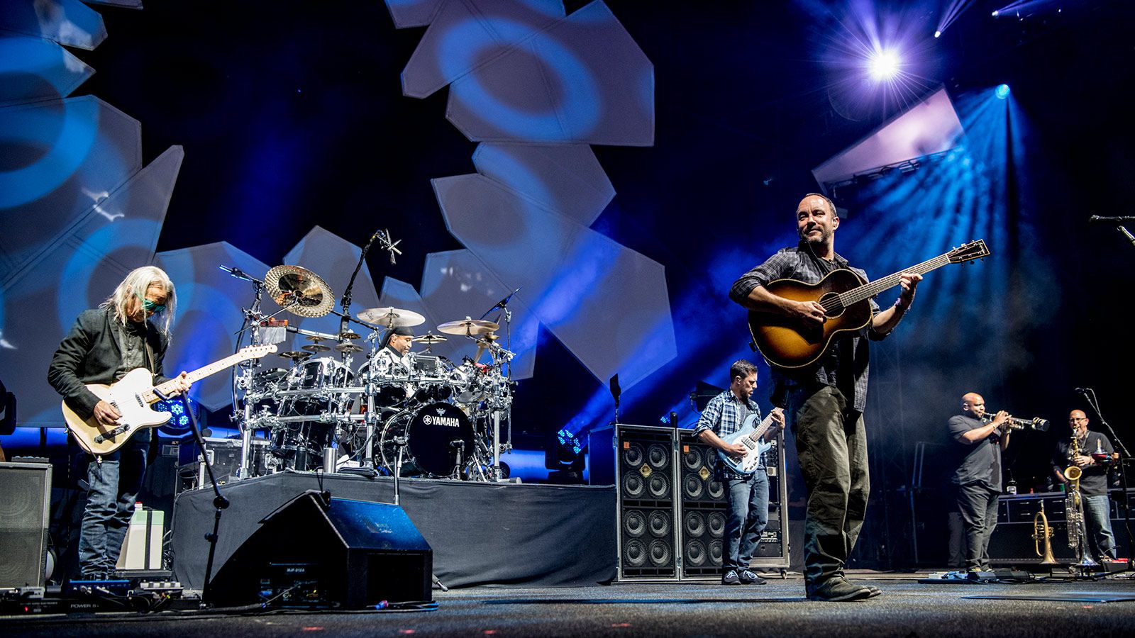 Musicista con chitarra concerto, 3000x1997 2K, Desktop