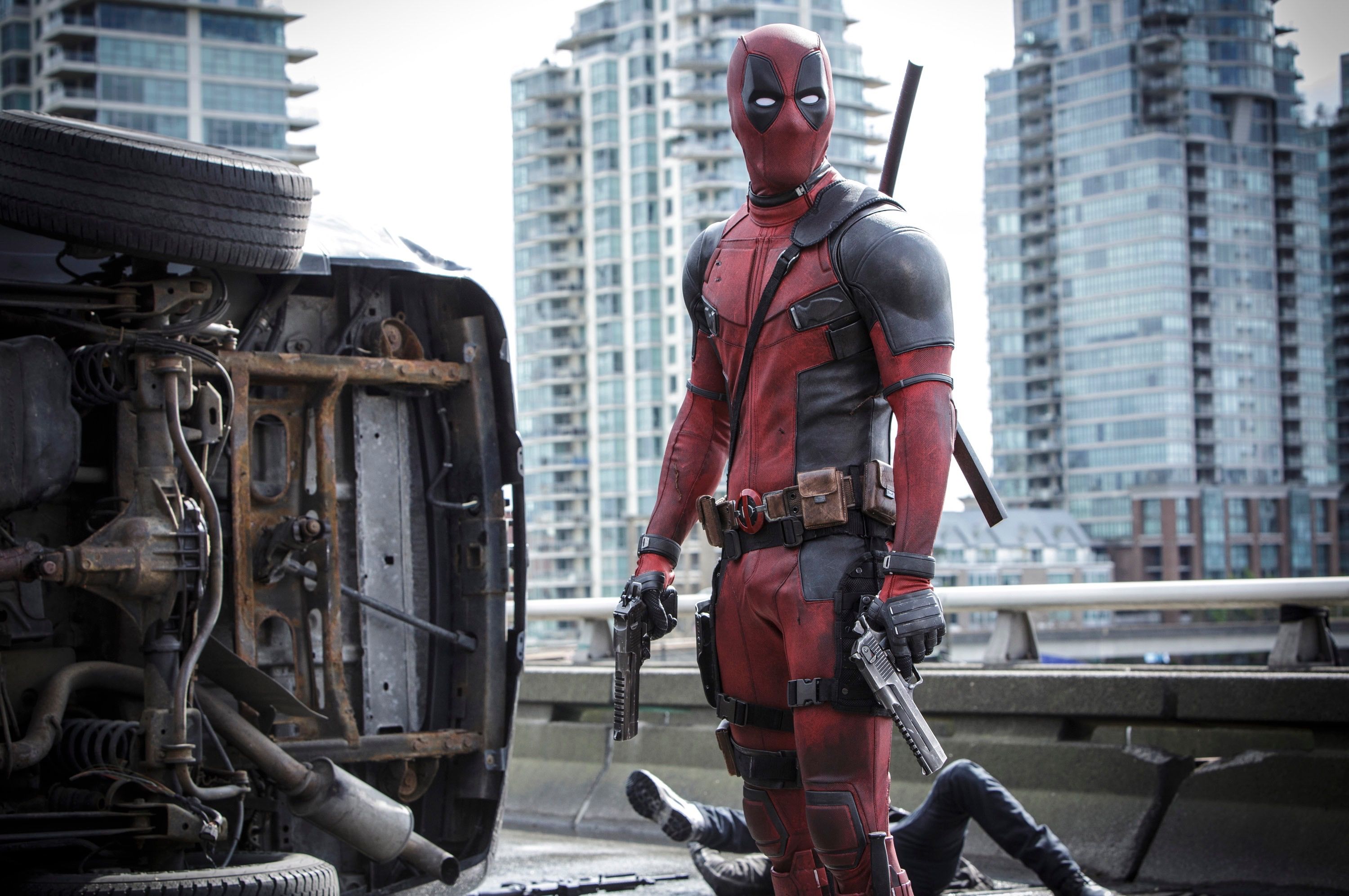 Deadpool con pistole città, Marvel, 3000x1994 WQXGA, PC Desktop