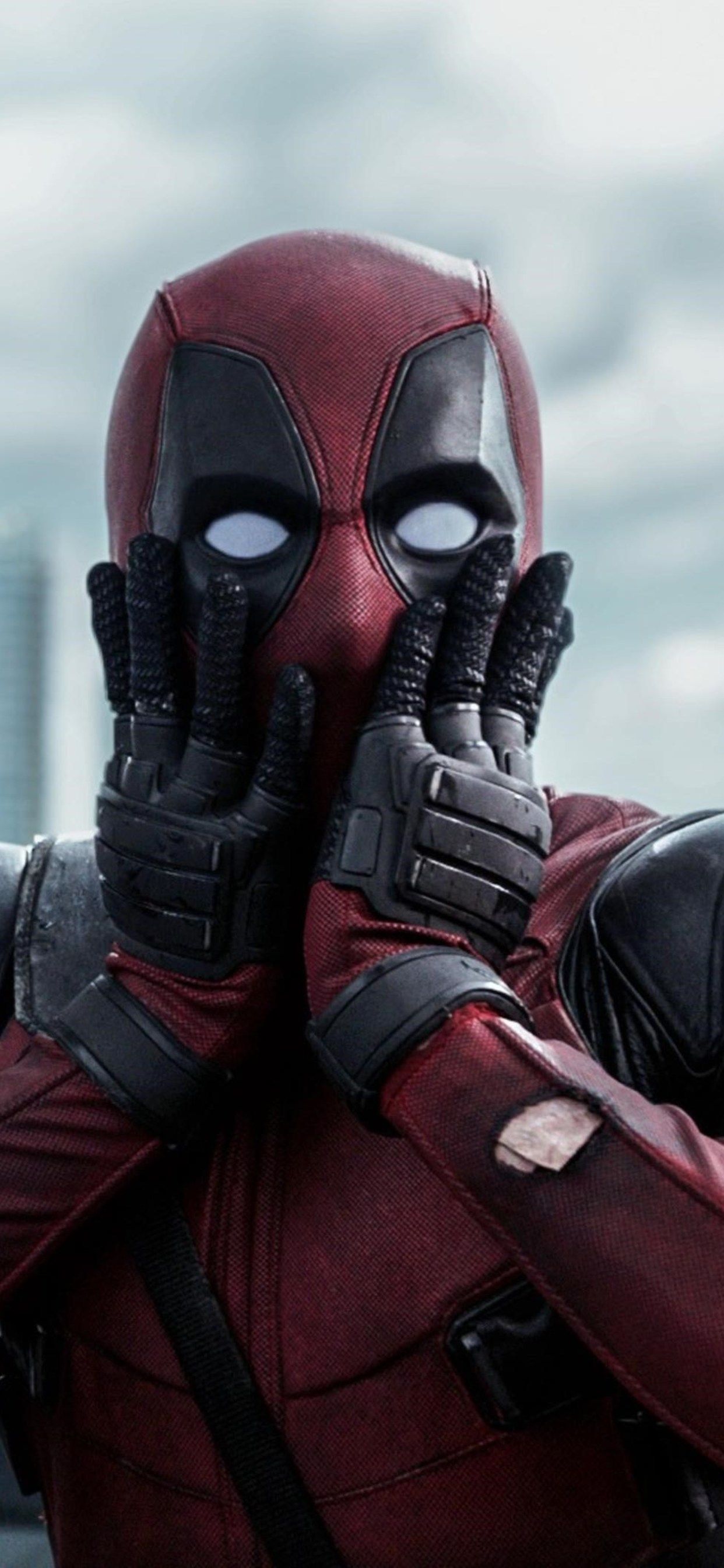 Deadpool sorpreso mani sul viso, 1242x2688 Full HD Verticale, iPhone Pro