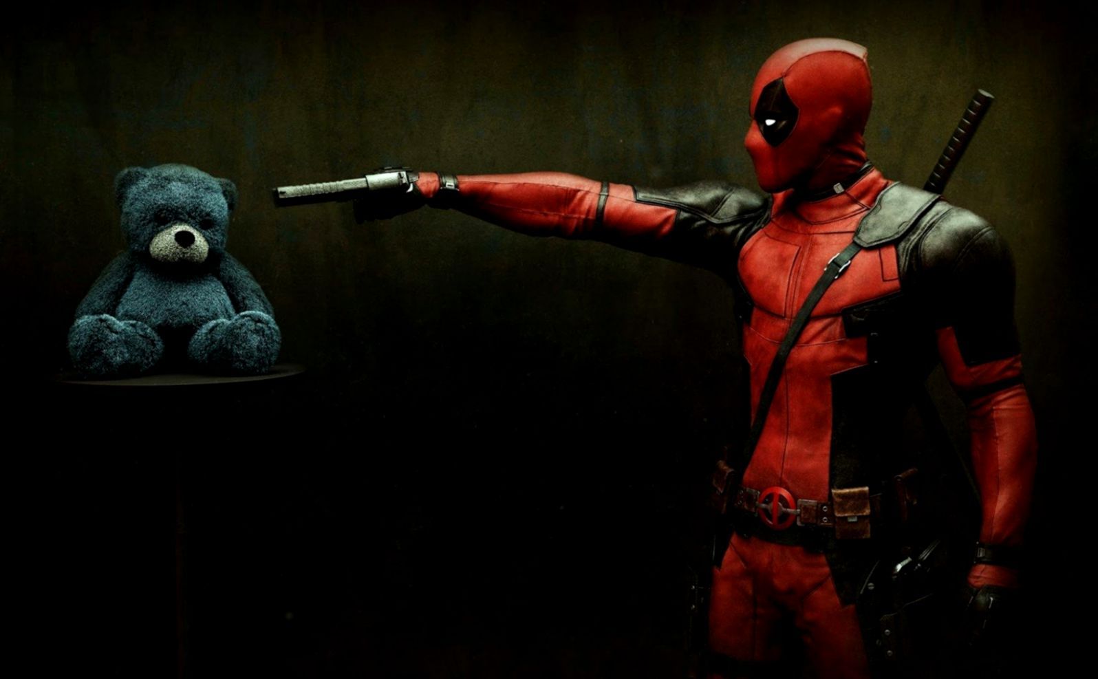 Deadpool con pistola e orsacchiotto, 1596x987 720p, PC