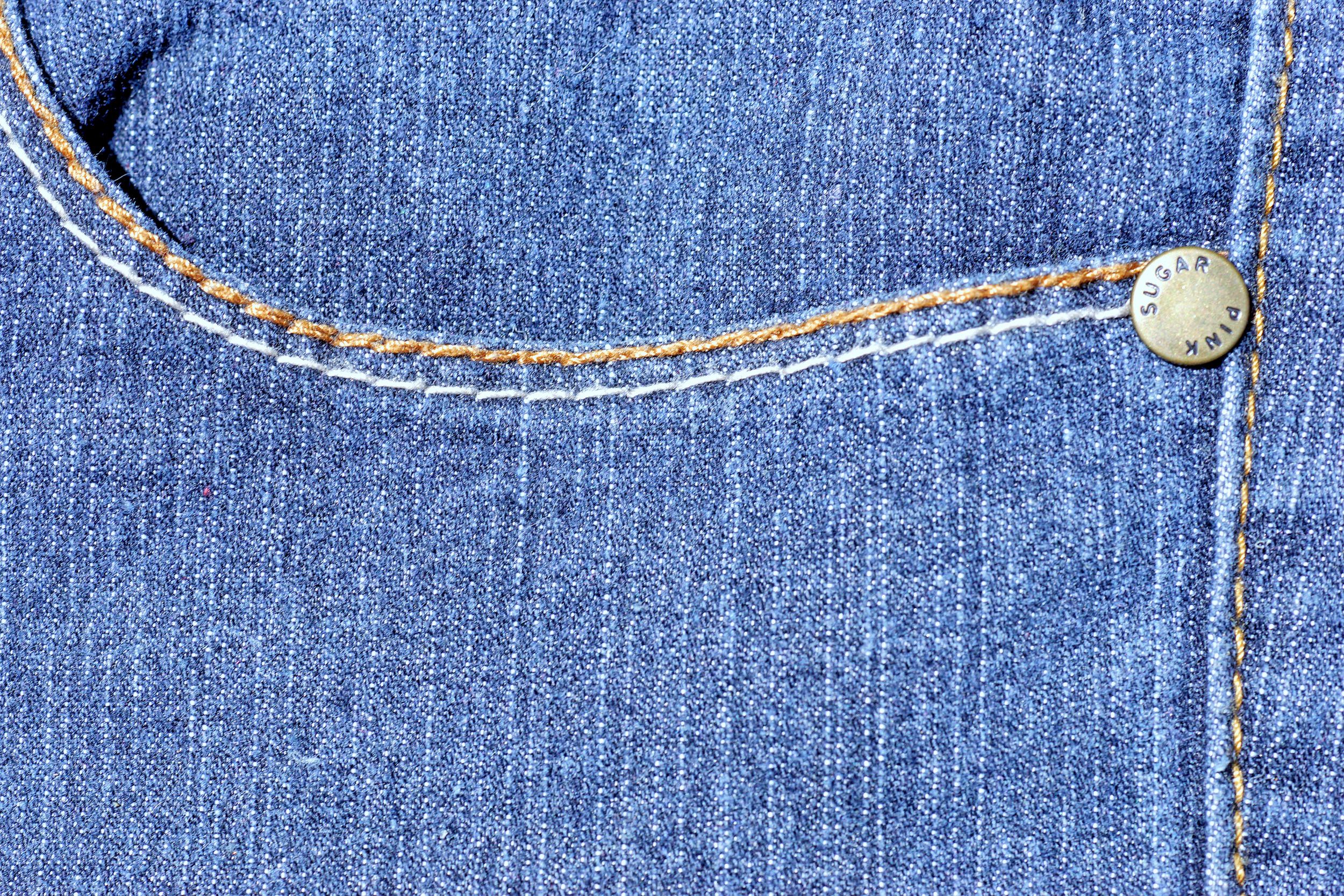 Tessuto denim con bottone, 2500x1667 Hi-Res, Laptop