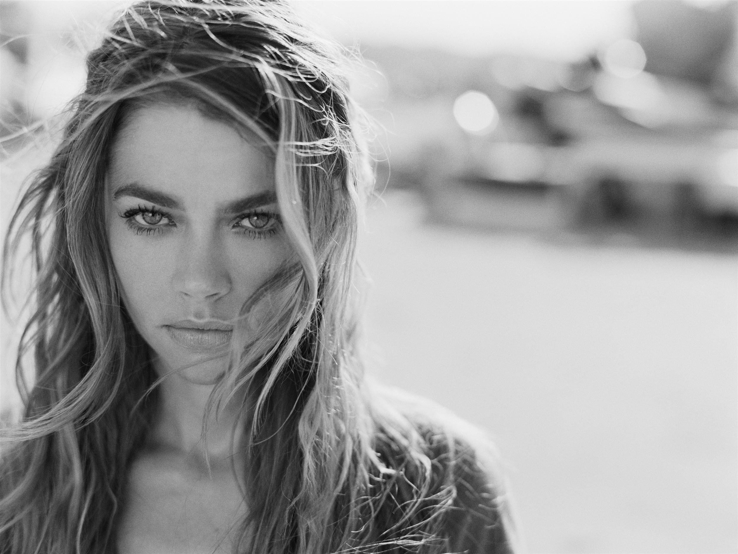 Denise Richards ritratto monocromatico, 2500x1877 2K, Desktop