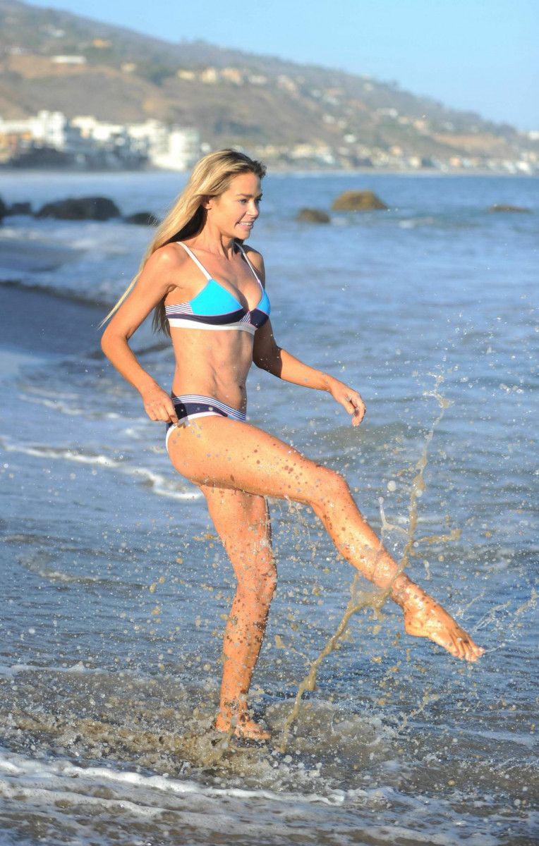 Donna in bikini spiaggia, 764x1200 Full HD Verticale, Smartphone