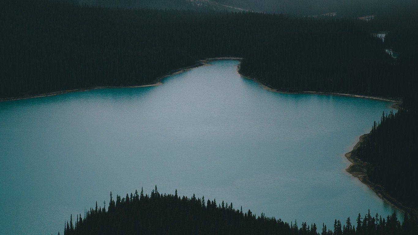 Lago montano scuro tra foreste, 1366x768 720p, PC