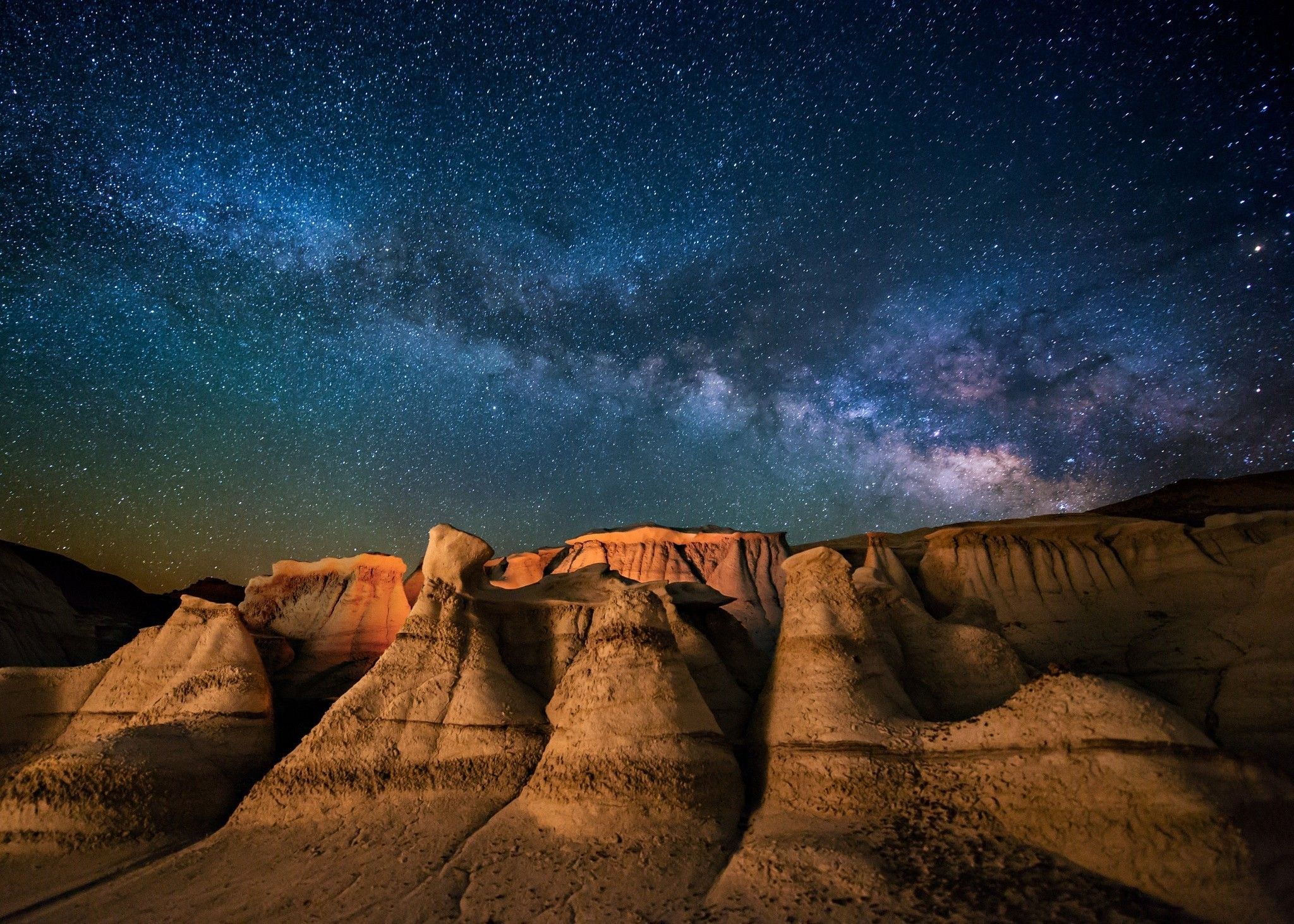 Via Lattea sopra formazioni desertiche, 2048x1463 2K, PC