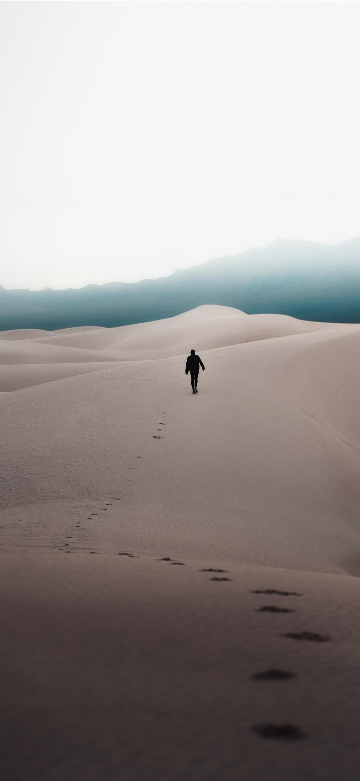 Figura solitaria su dune deserto, 1242x2688 Full HD Verticale, iPhone