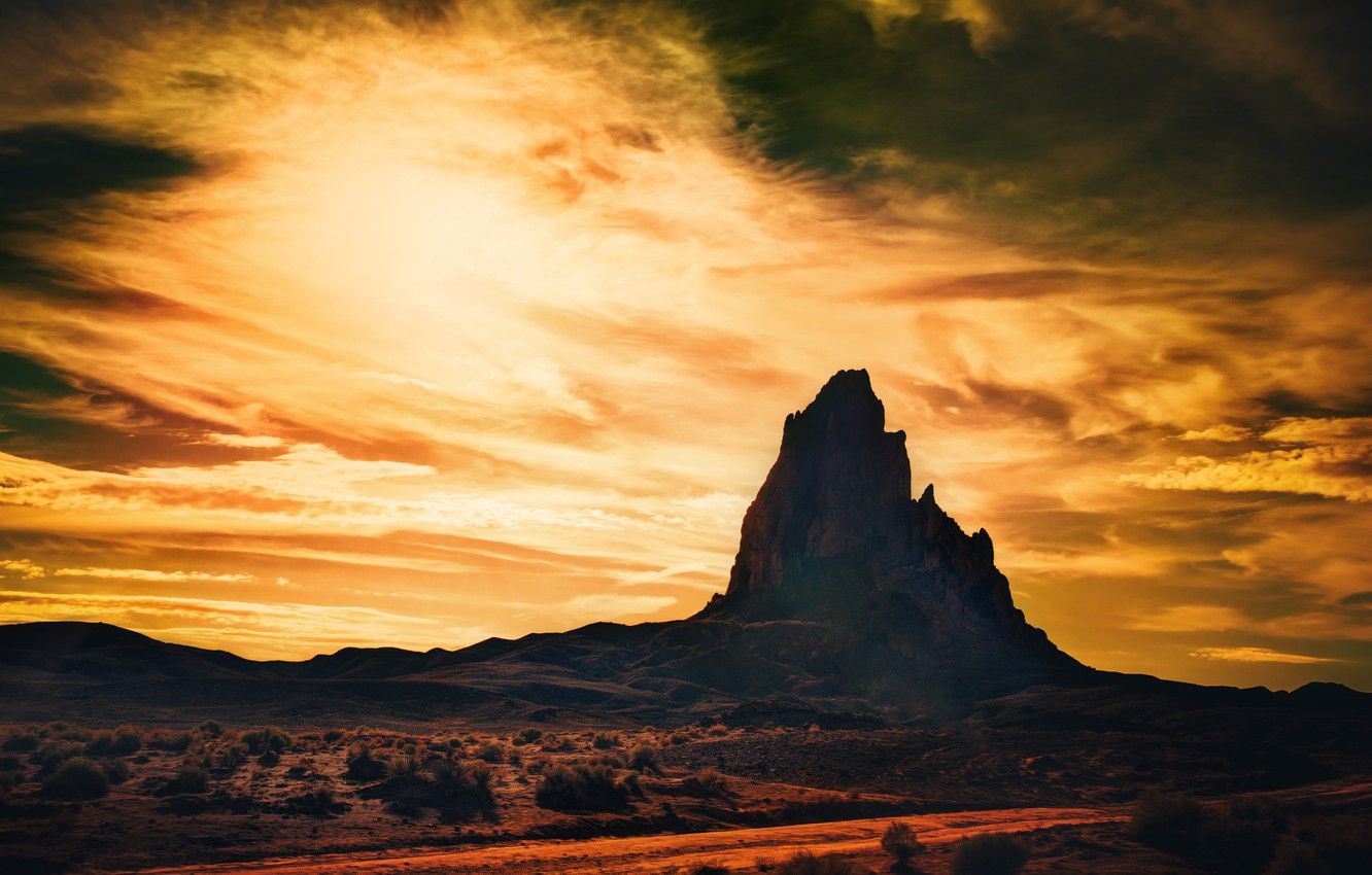 Tramonto deserto con picco roccioso, 1332x850 720p, Laptop