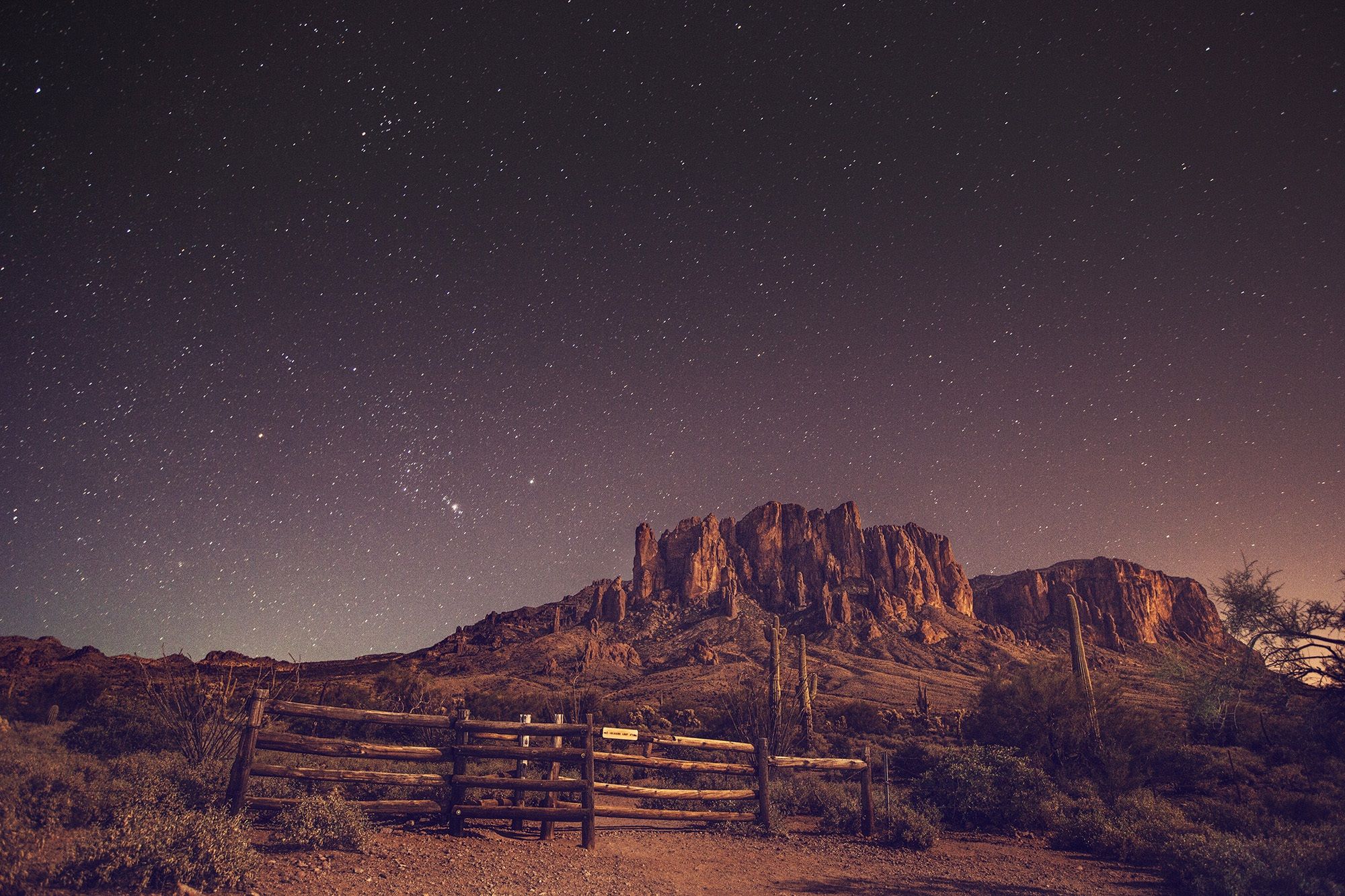 Deserto notturno con montagna e stelle, 2000x1333 2K, PC Desktop