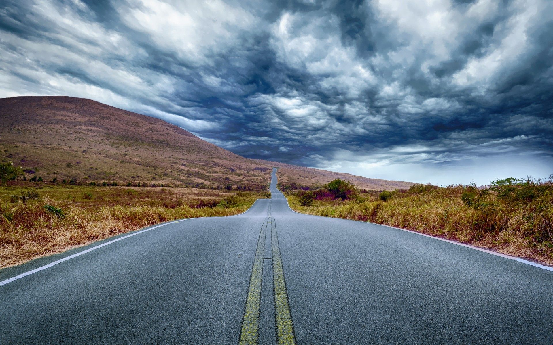 Strada deserta con cielo nuvoloso, 1920x1200 WUXGA, Laptop