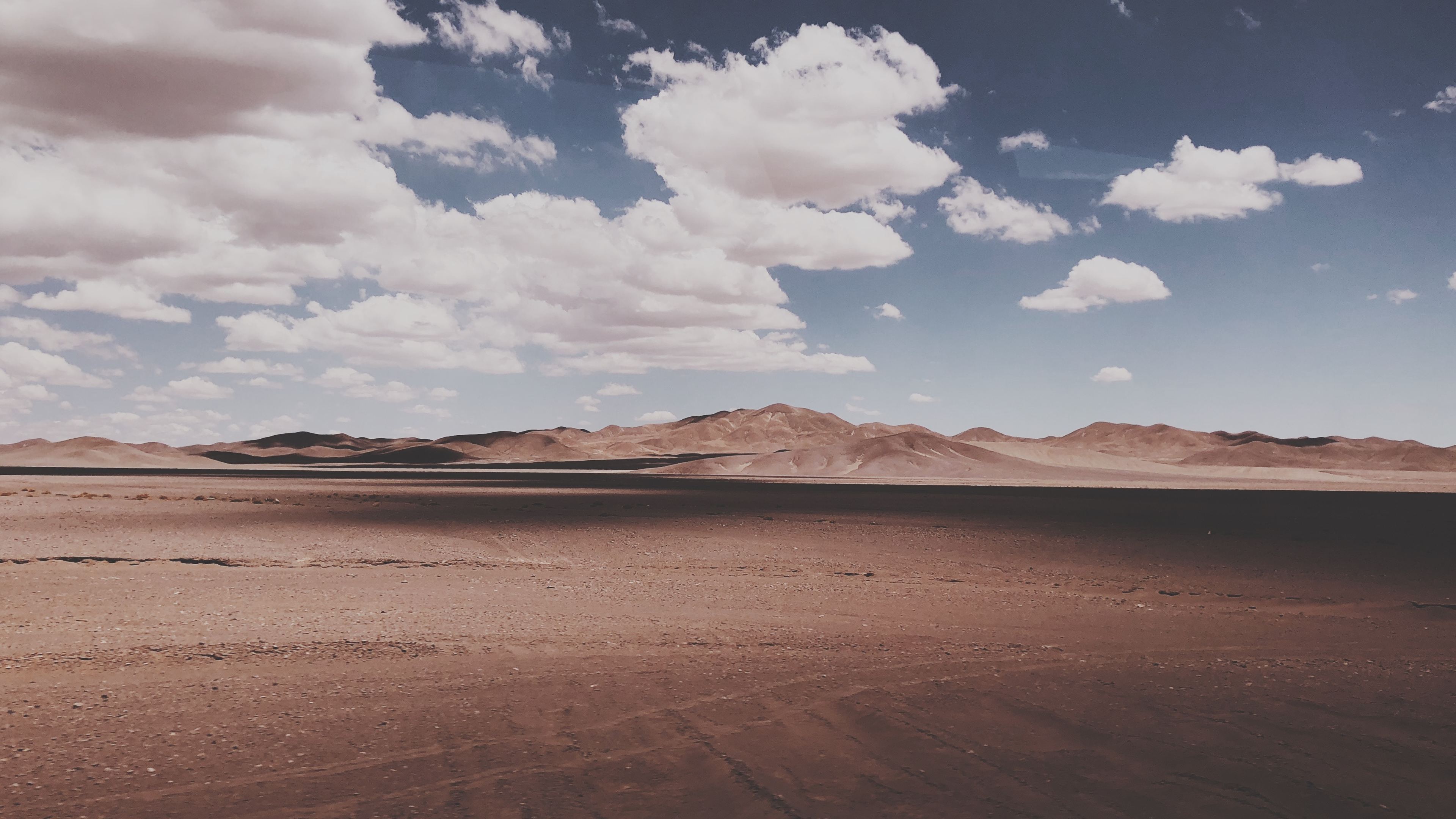Deserto arido con montagne lontane, 3840x2160 4K Ultra HD, Monitor 4K