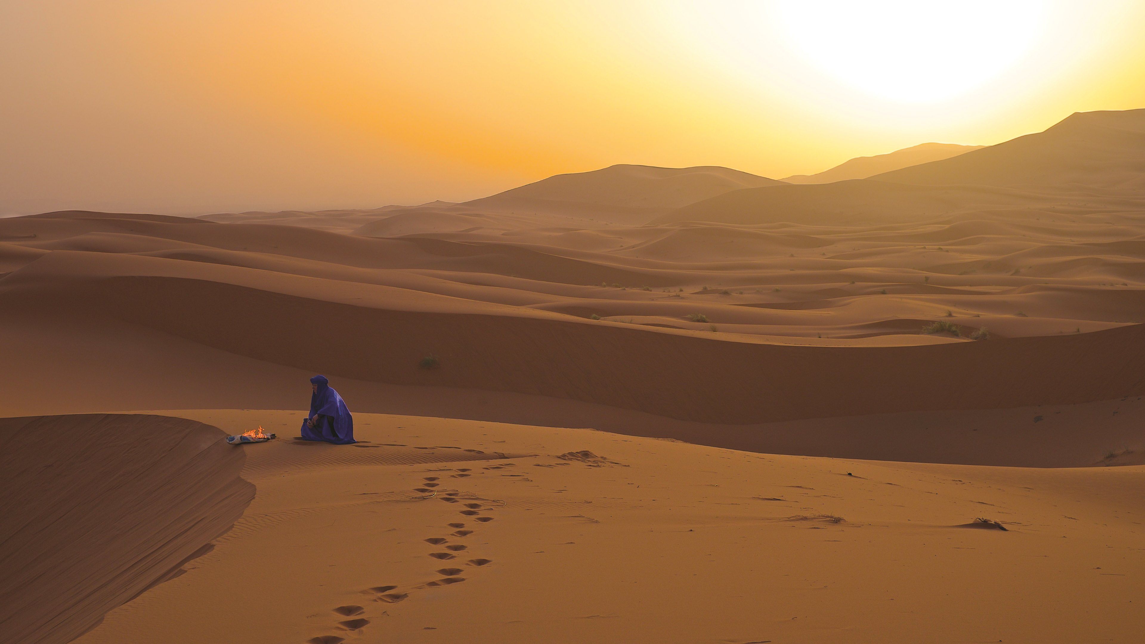Figura seduta dune deserto Sahara, 3840x2160 Ultra HD, 4K TV