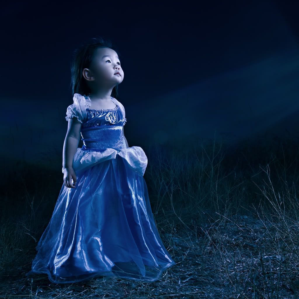Bambina con abito da principessa blu, 1024x1024 HD, Desktop