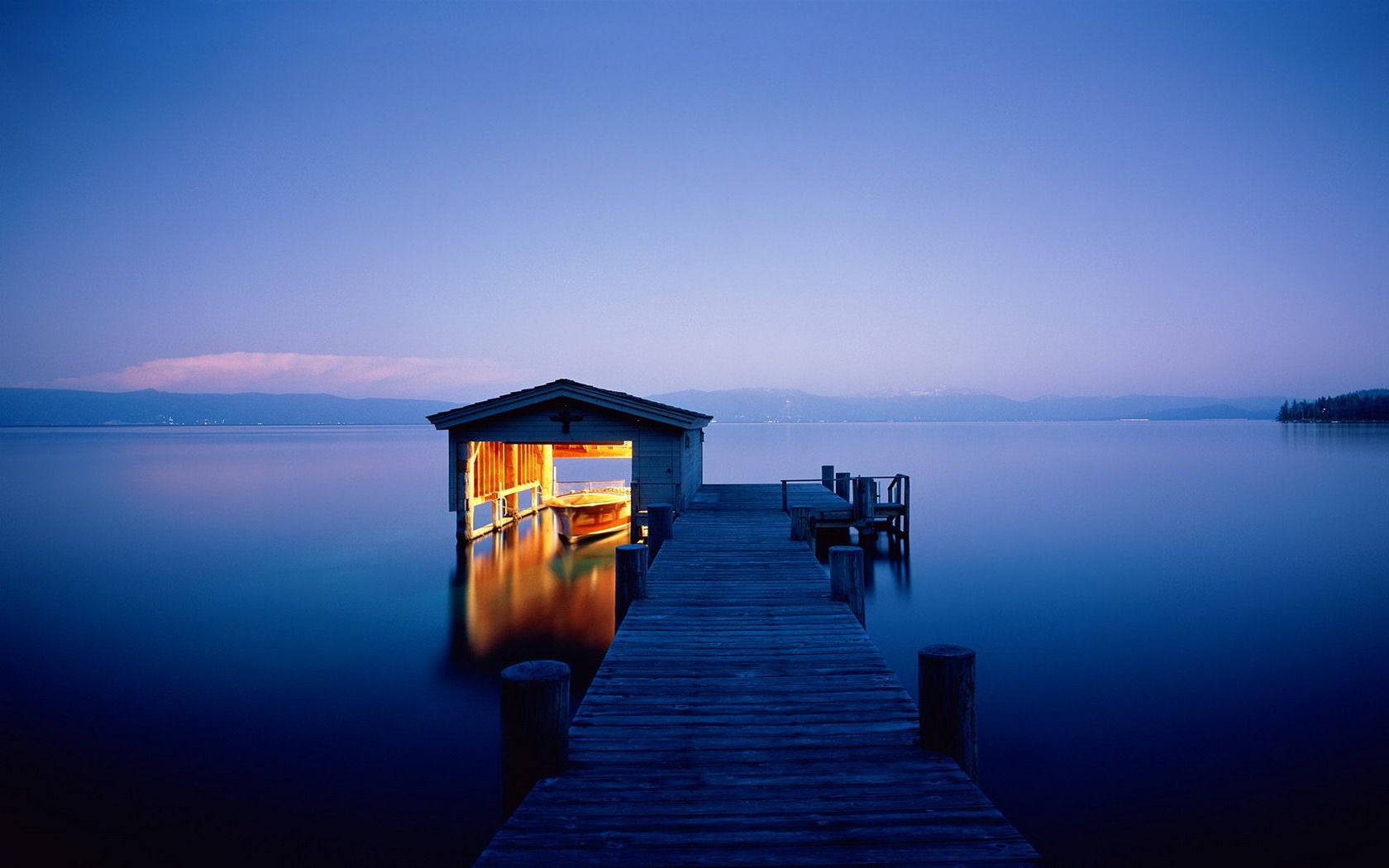 Capanno illuminato su lago blu, 1680x1050 900p, Monitor Gaming