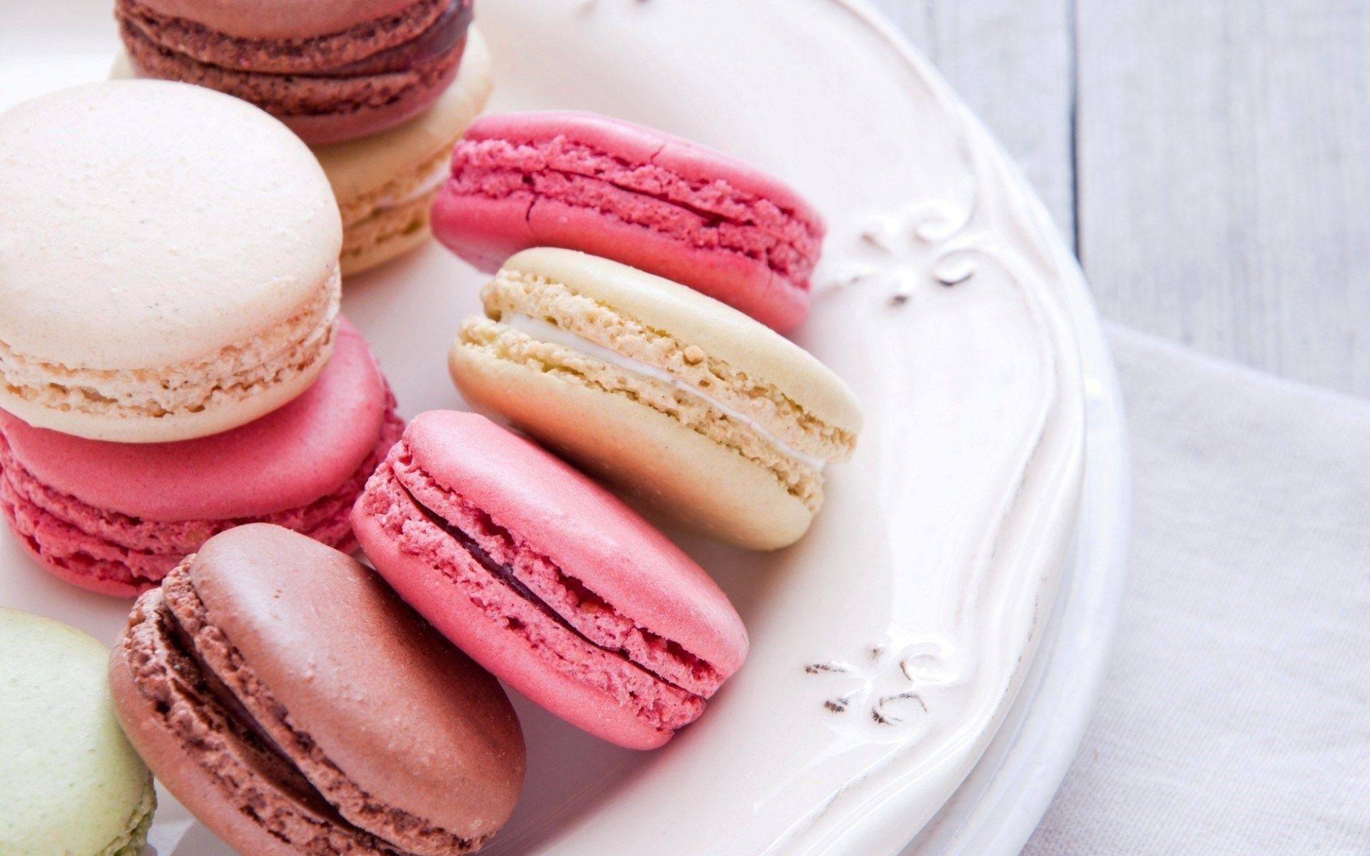 Macarons colorati su piatto, 1920x1200 Full HD+ WUXGA, Desktop