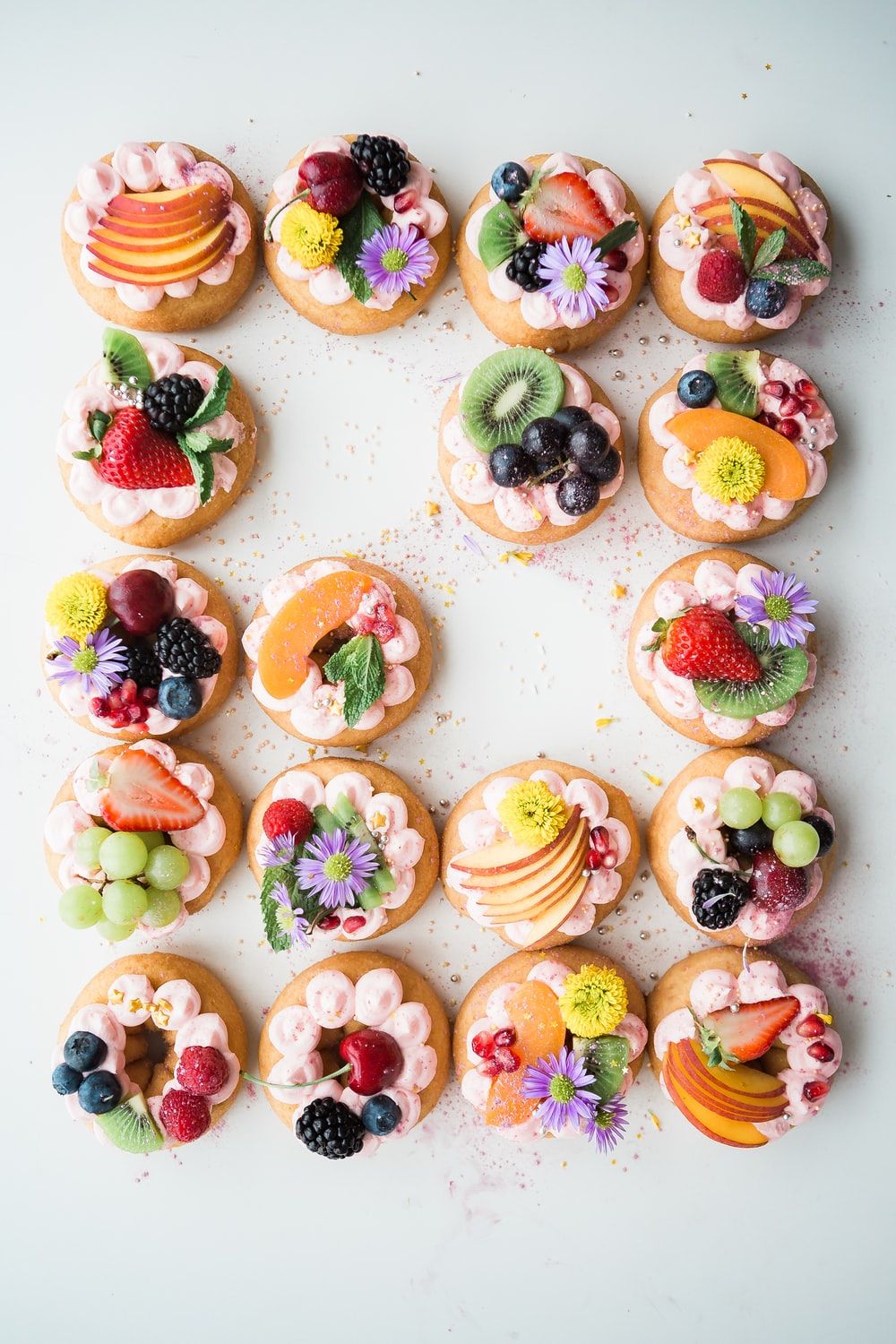 Ciambelle glassate con frutta fresca, 1000x1500 Full HD Verticale, Smartphone