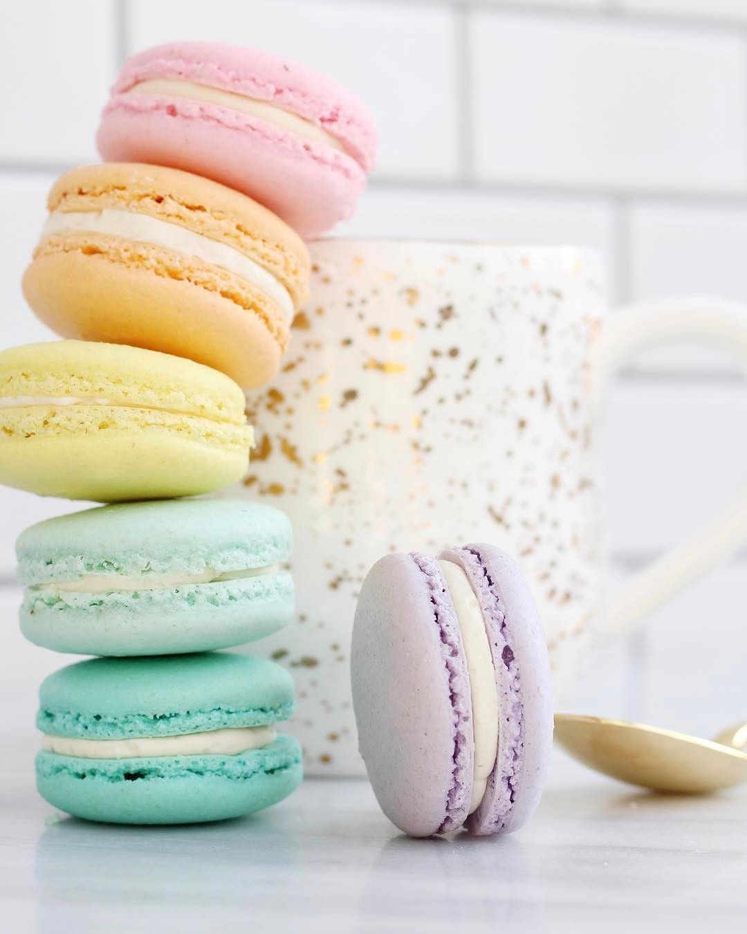 Pila di macaron colorati, 1080x1350 Verticale, Telefono