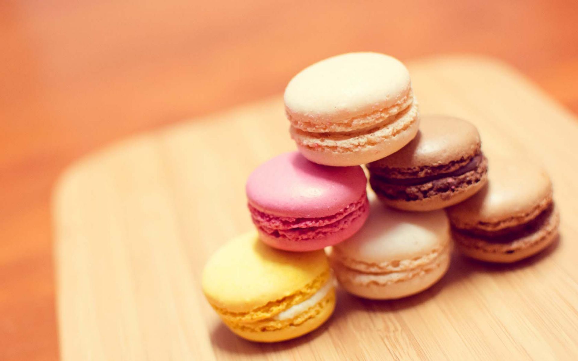 Macarons colorati su tagliere, 1920x1200 WUXGA, PC Desktop