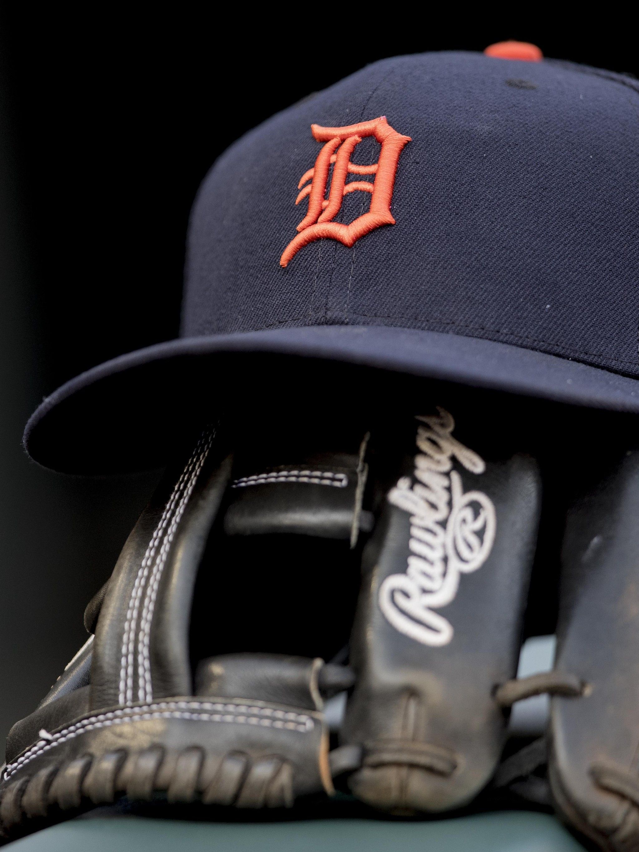 Cappellino Detroit Tigers e guantone, 2048x2732 Full HD Verticale, iPhone Pro