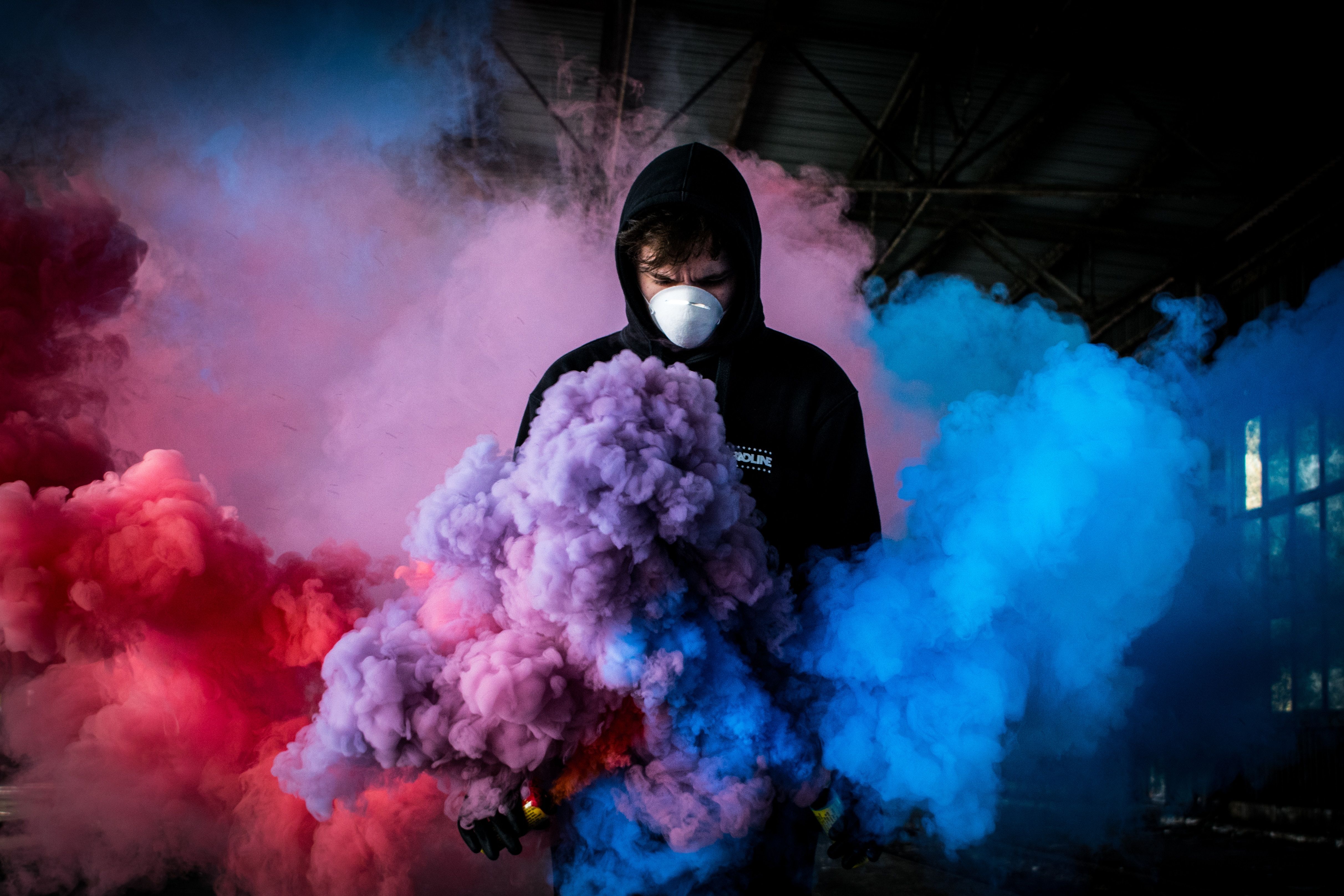 Ragazzo con bomba di fumo colorata, 4849x3233 4K Ultra HD, Monitor 4K