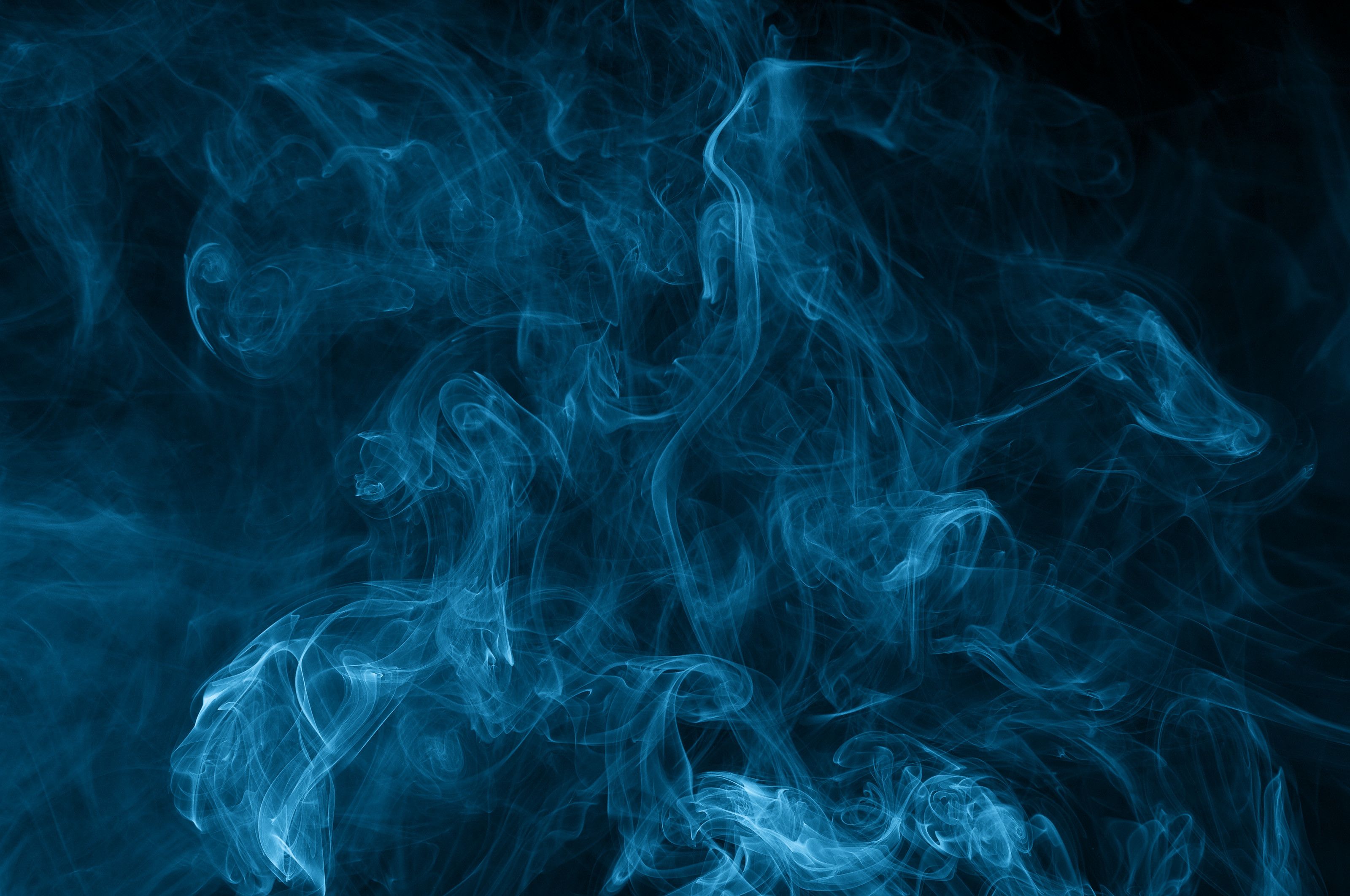 Fumo blu su sfondo scuro, 3200x2125 2K+, Desktop