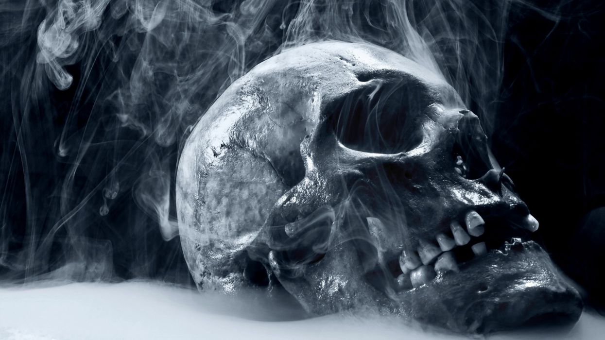 Teschio avvolto nel fumo, 1245x700 HD, PC