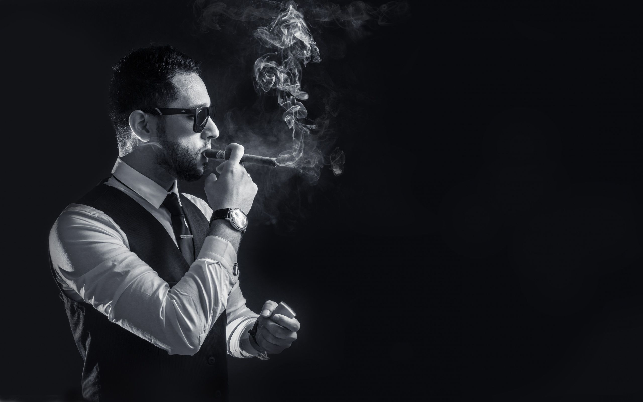 Uomo che fuma sigaro, bianco e nero, 2560x1600 2K, MacBook Pro