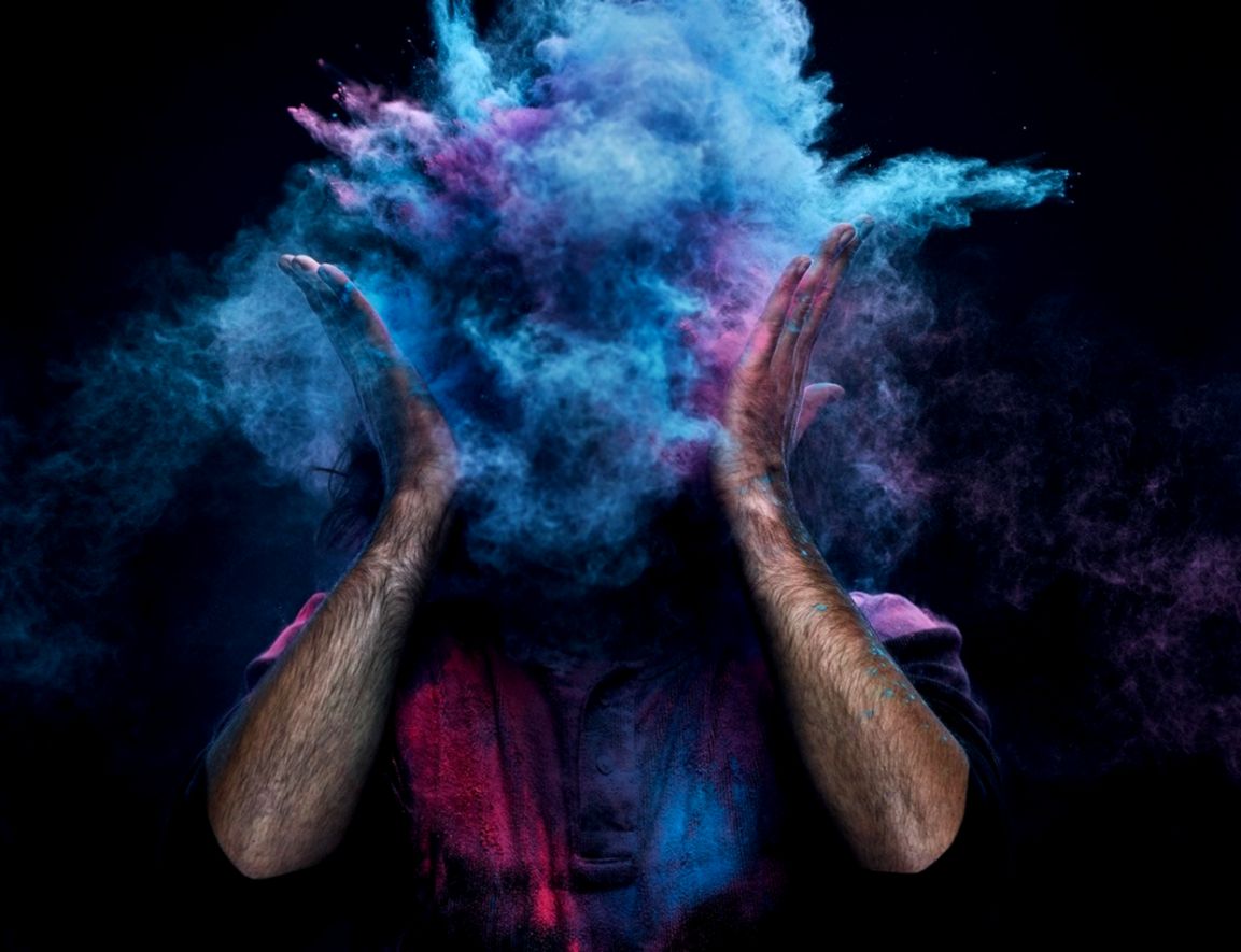 Uomo con nuvola di fumo colorato, 1153x885 HD, PC