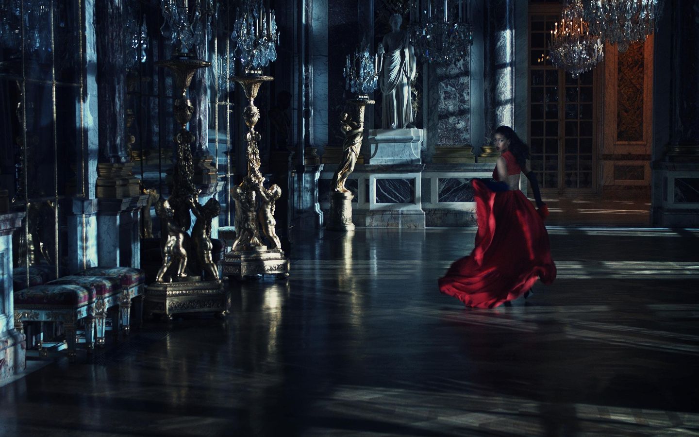 Donna abito rosso sala barocca, 1440x900 720p, Monitor Gaming