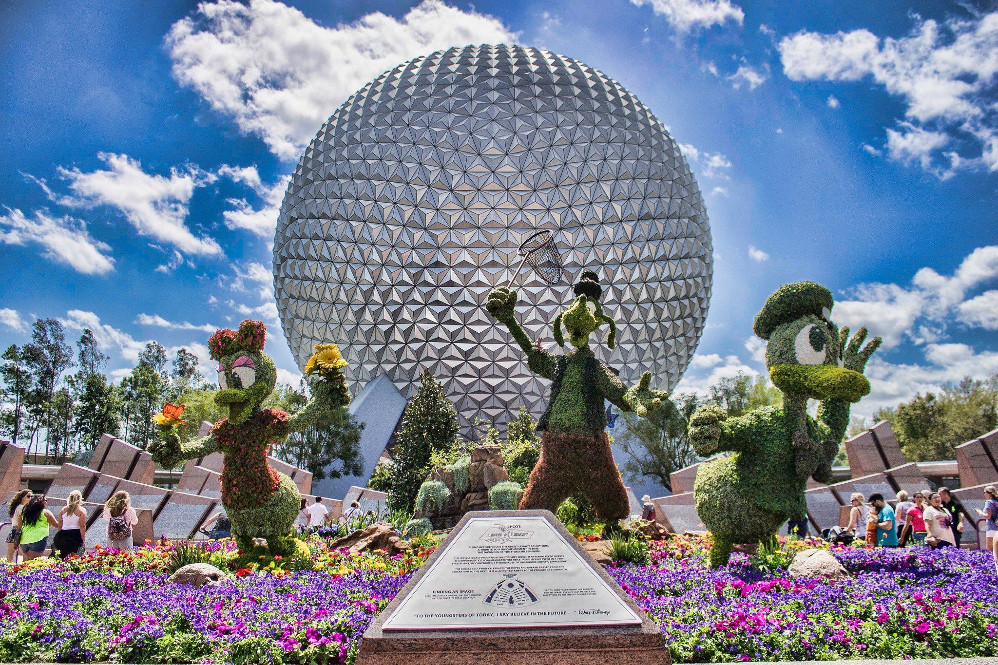 Spaceship Earth Epcot con topiarie Disney, 2048x1365 alta risoluzione, PC