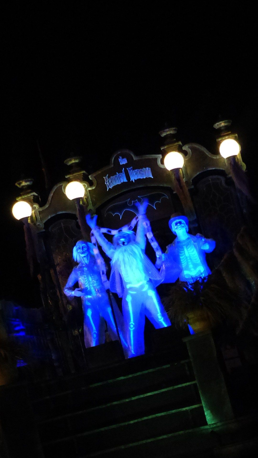 Statua Walt Disney con zucche Halloween, 1280x720 720p, Laptop