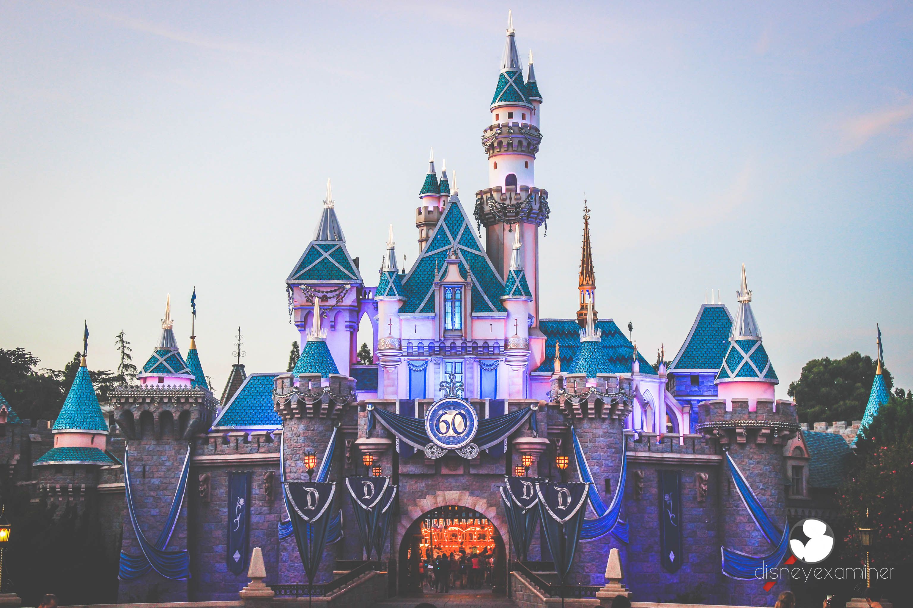 Castello Disneyland notturno viola, 1920x1200 WUXGA, Desktop