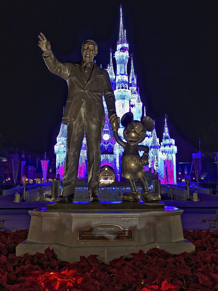 Statua Walt Disney e Topolino, 768x1024 Full HD Verticale, iPhone