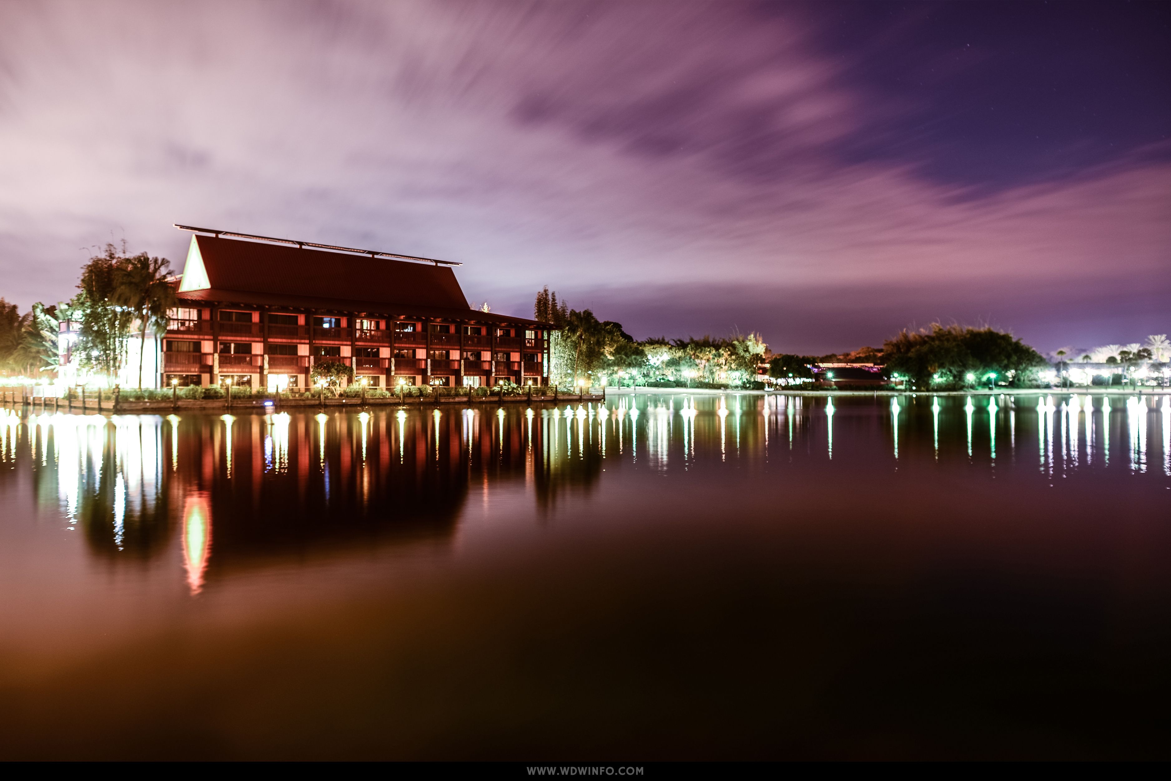 Resort notturno lago riflessi, 3750x2503 2K, Desktop