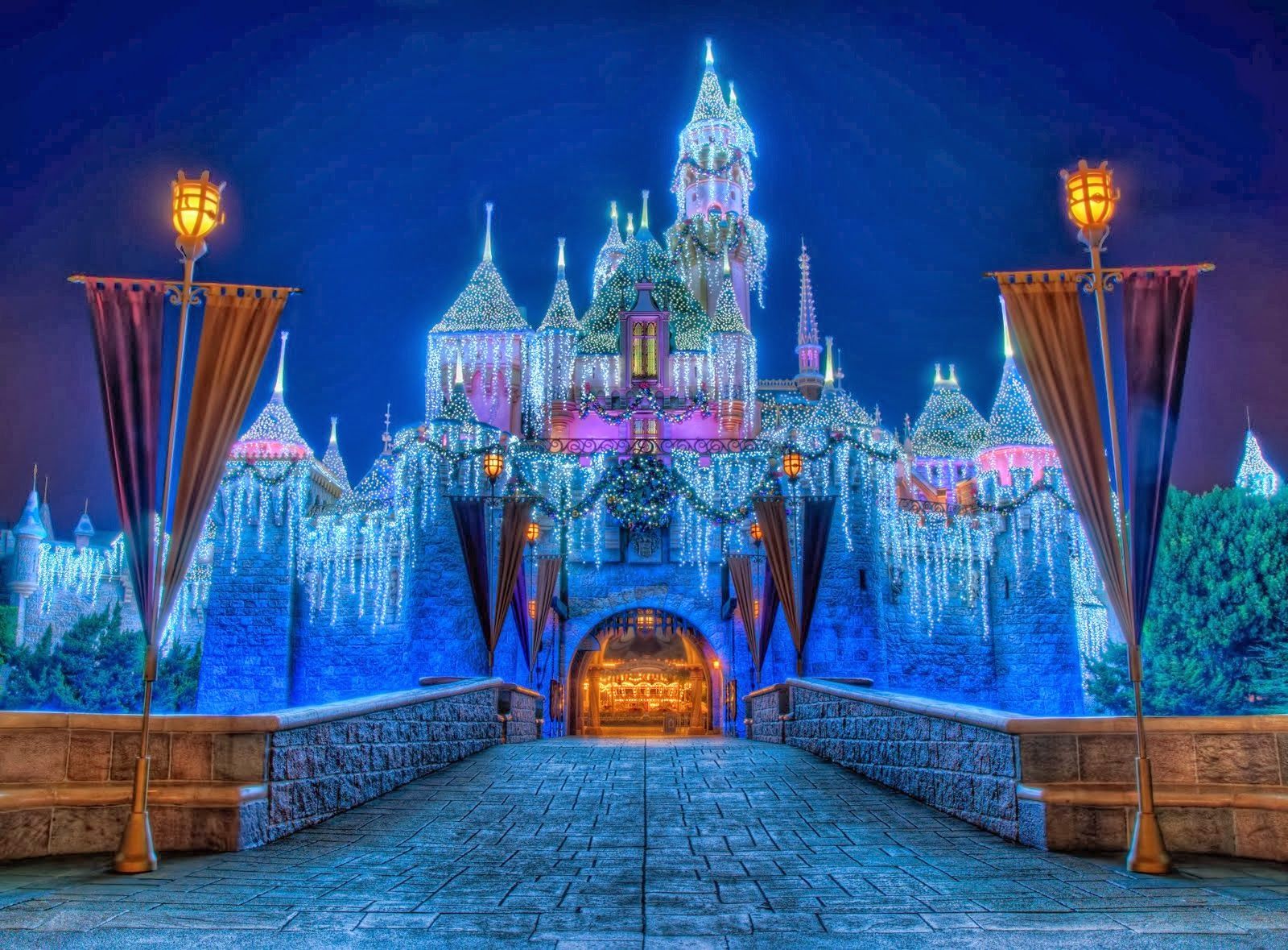 Castello Disneyland natalizio illuminato, 1600x1179 900p, Desktop