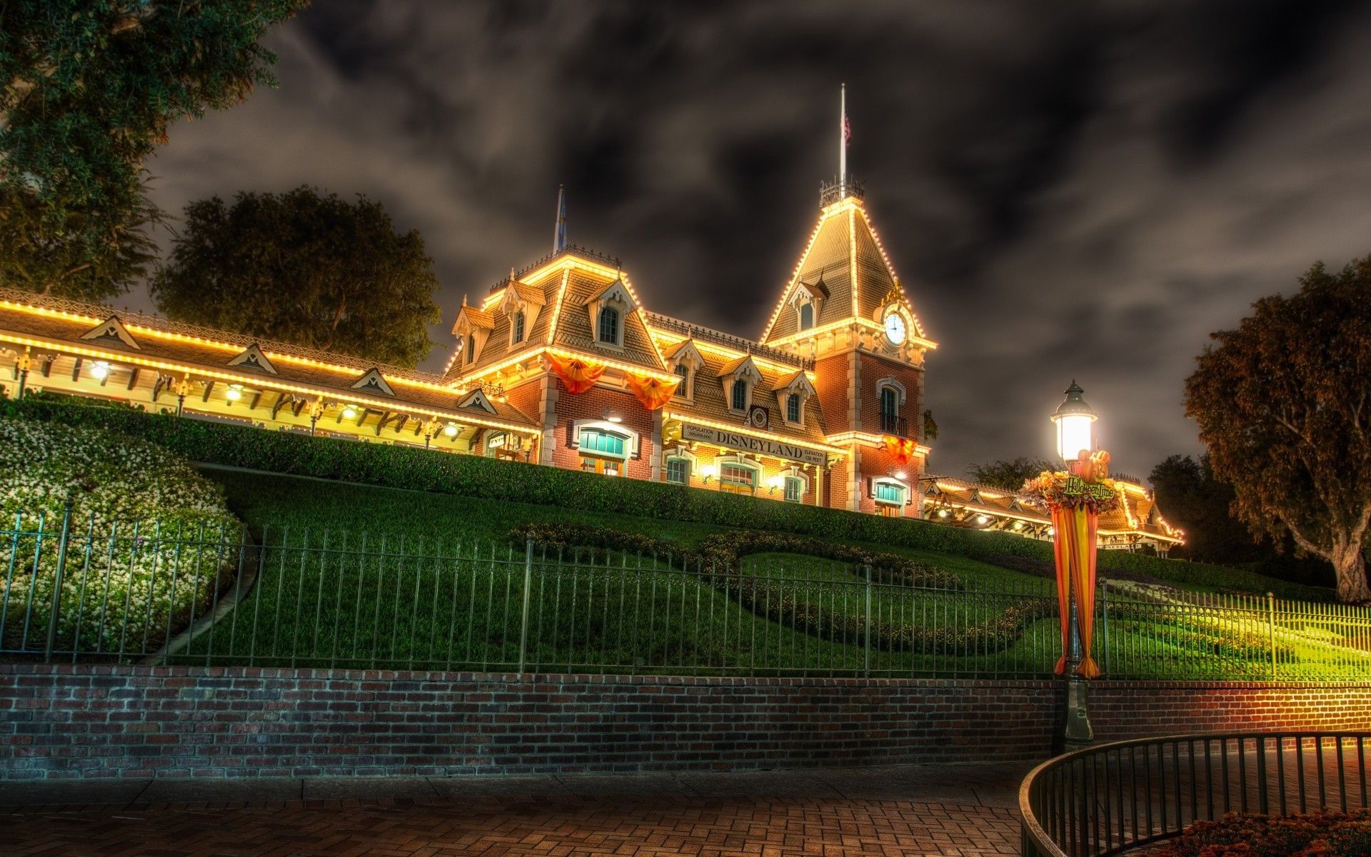 Flo's V8 Cafe Cars Land, 4592x2584 Ultra HD, 4K TV