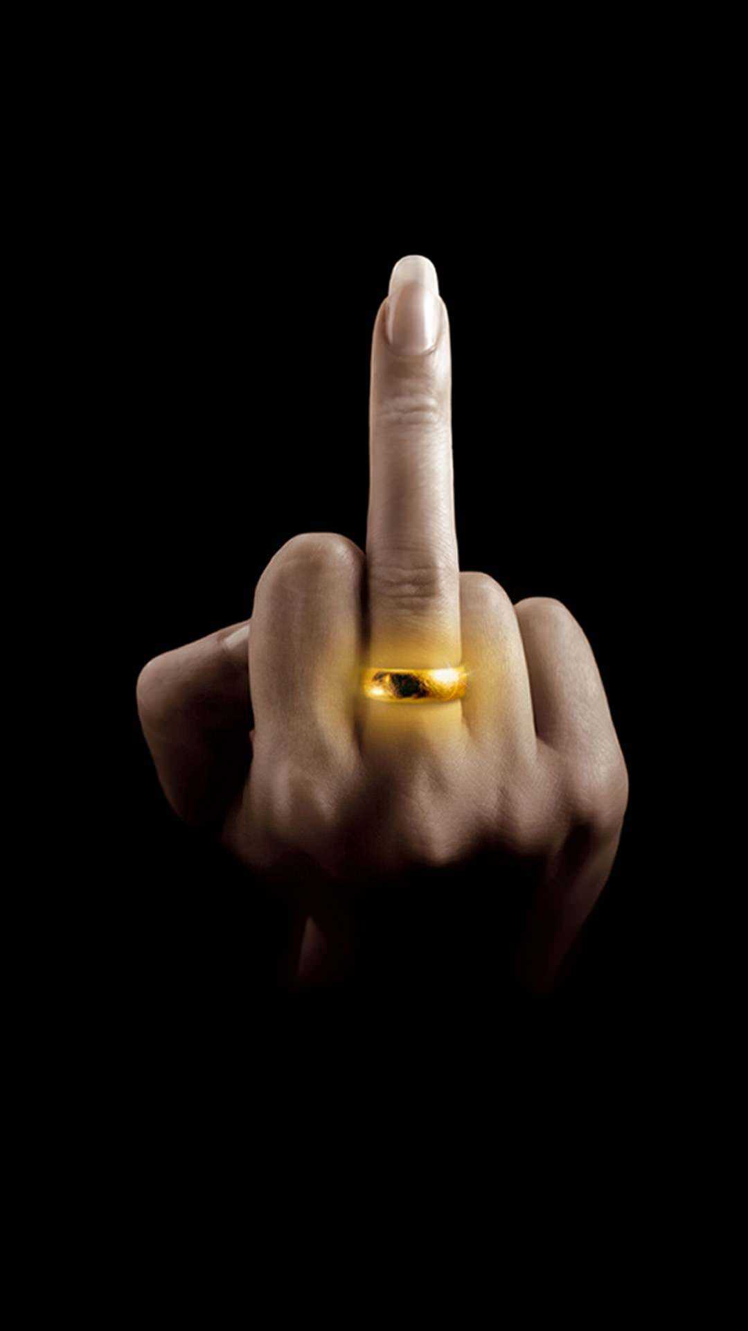Mano dito medio anello dorato, 1080x1920 Verticale, Mobile
