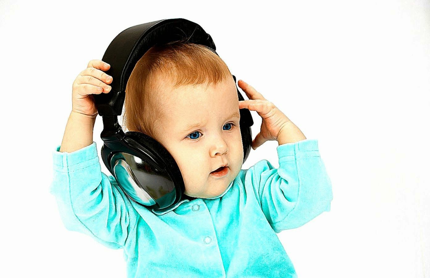 Bambino con cuffie grandi, 1392x900 HD, Acer Nitro