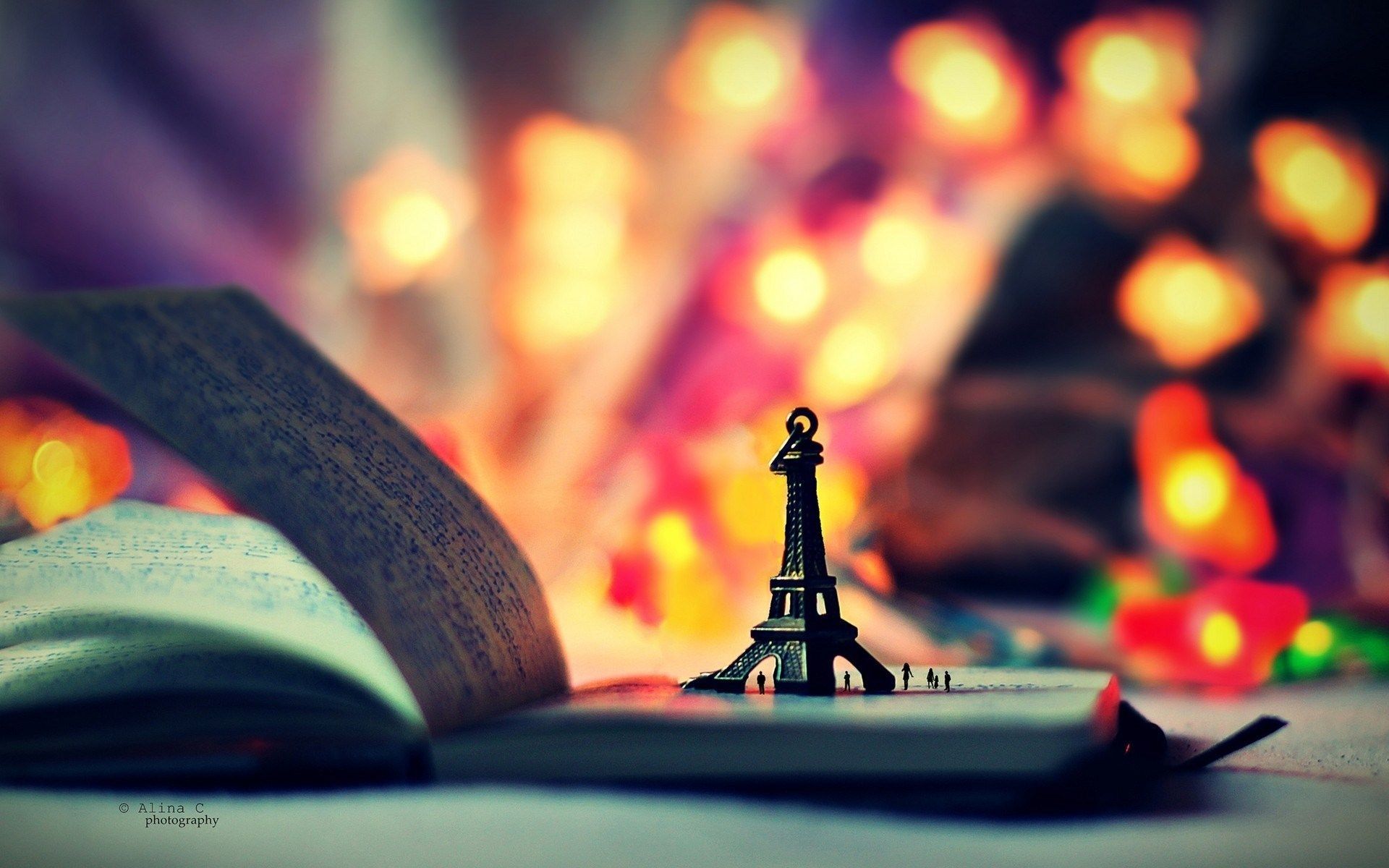 Miniatura Torre Eiffel e libro, monumento, 1920x1200 Full HD+ WUXGA, Ultrabook