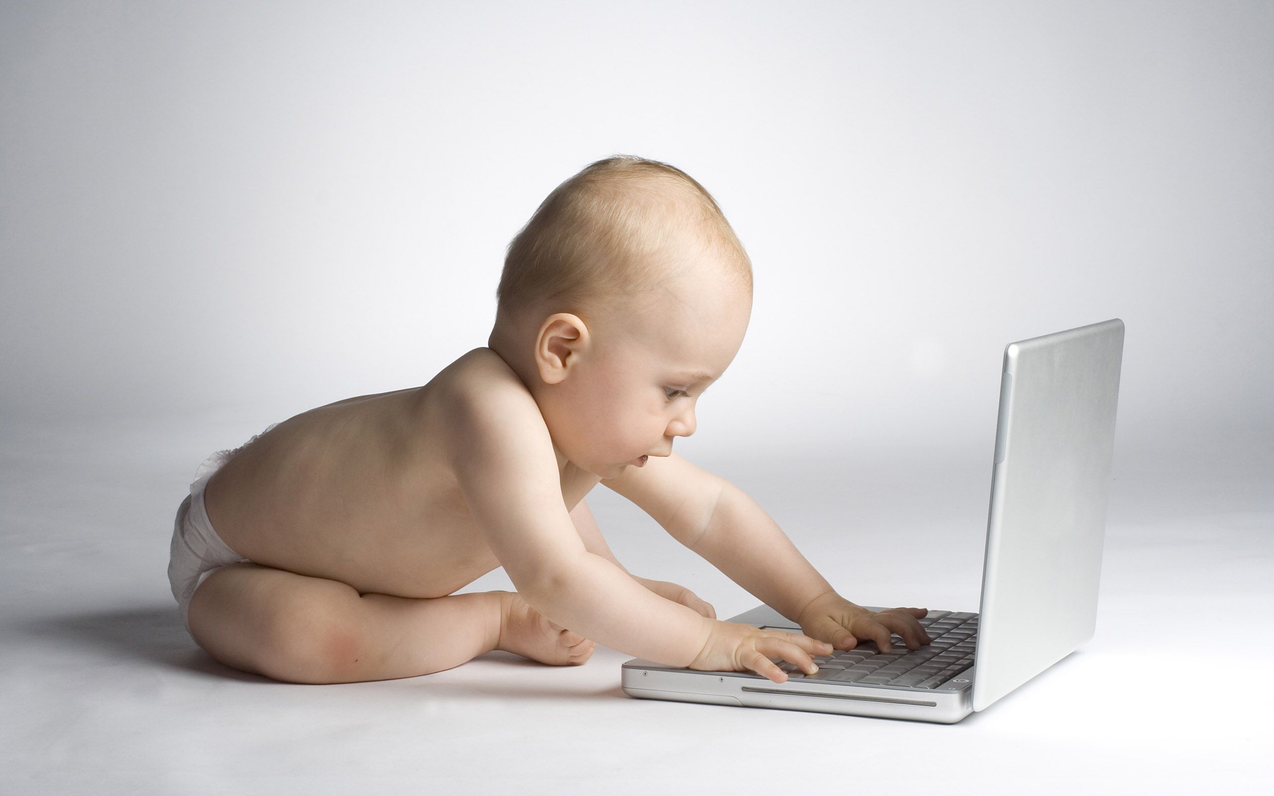 Bambino che usa laptop, 2560x1600 WQXGA, Notebook Gaming