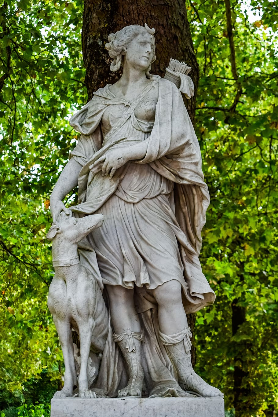 Statua Artemide con cervo, 910x1365 Full HD Verticale, iPhone Plus