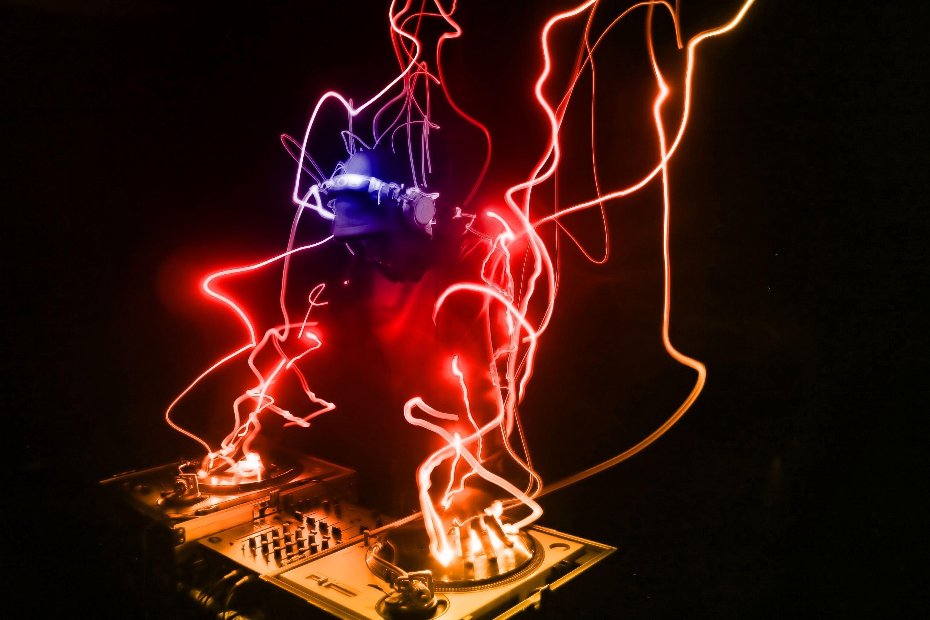 DJ con luci al neon, 3072x2048 2K, Laptop